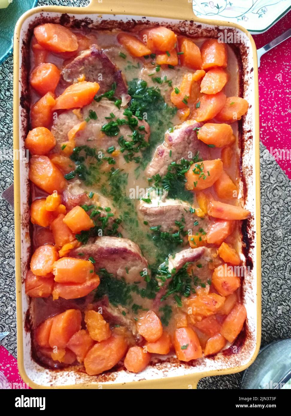UN plat de légumes de viande assaisonné de ciboulette, Frankreich Stockfoto