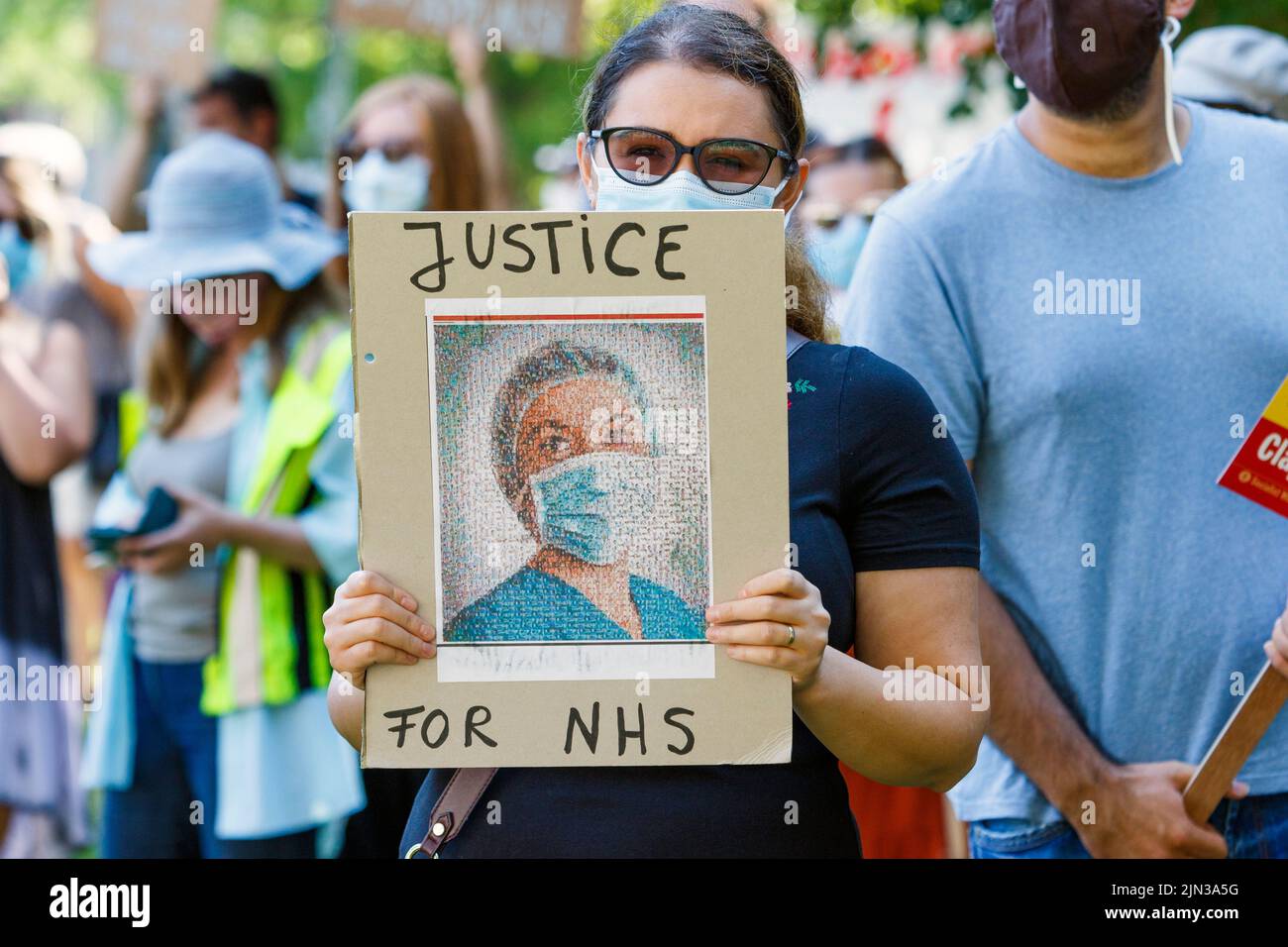 Plakat mit Protestierenden sind abgebildet, während sie an einer Demonstration und protestmarsch der NHS-Arbeiter ‘Pay Justice’ in Bristol, 8th. August 2020, teilnehmen Stockfoto