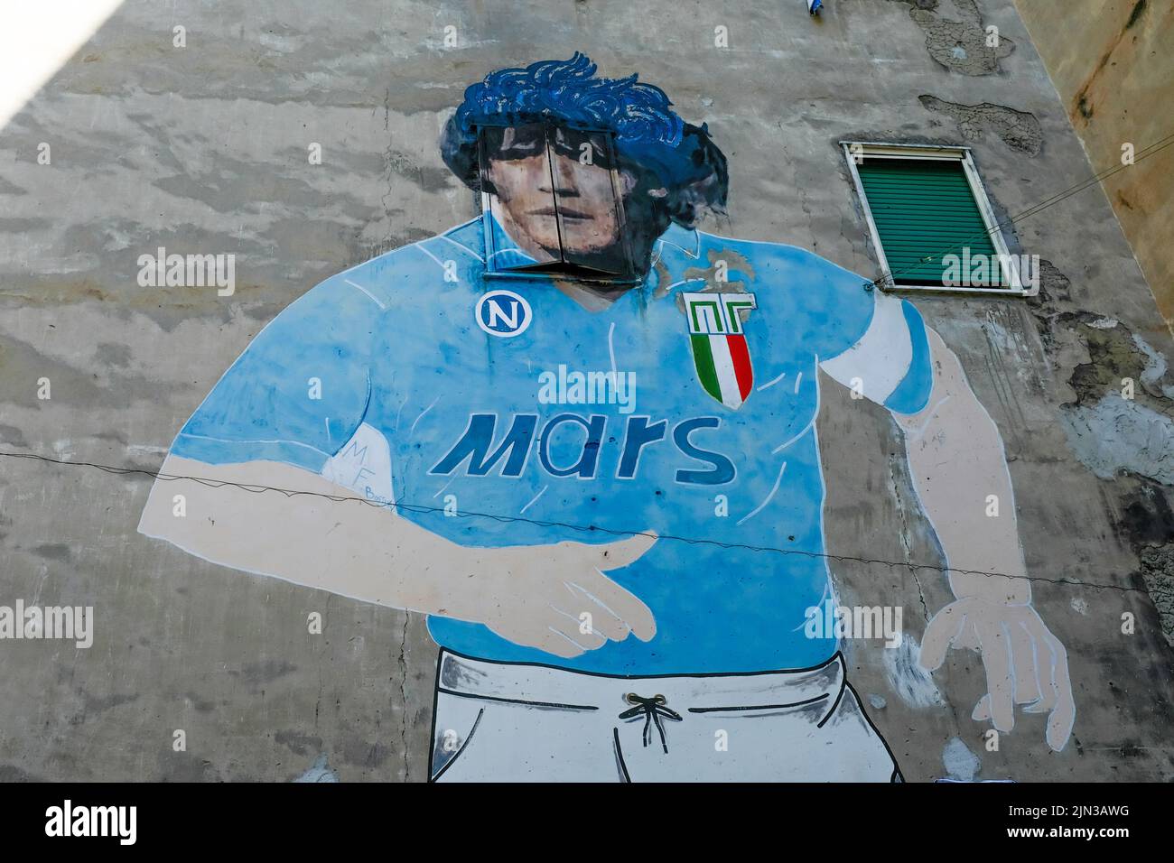 Zwei Jahre nach seinem Tod wird Diego Armando Maradona weiterhin von napolischen Fans und Bürgern verehrt. Bild: Massimiliano Ferraro/Medialys Images Stockfoto