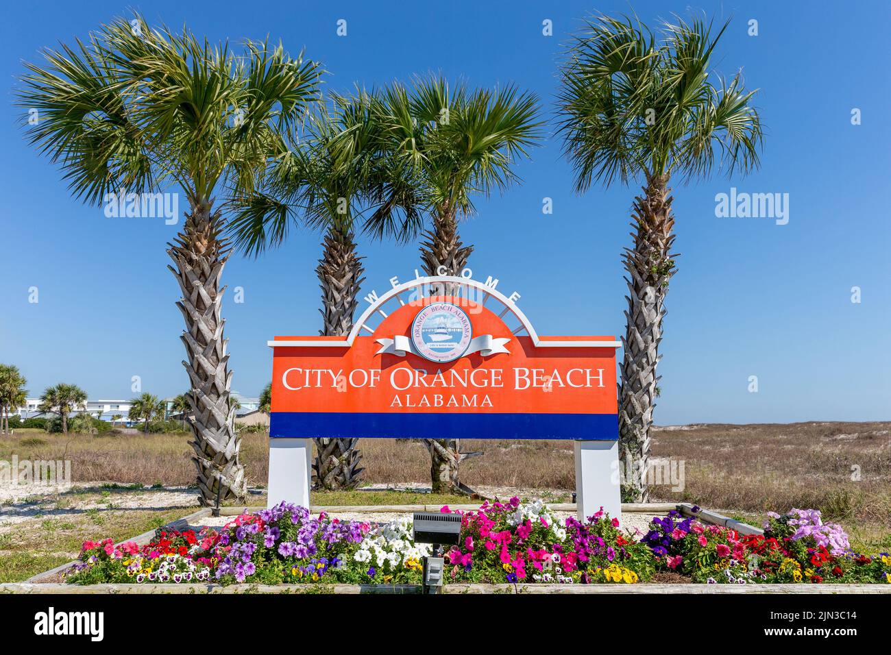 Orange Beach, AL - 27. März 2022: Begrüßungsschild für die Stadt Orange Beach, Alabama. Orange Beach ist aufgrund seiner Lage ein immer beliebter werdender Touristenort Stockfoto