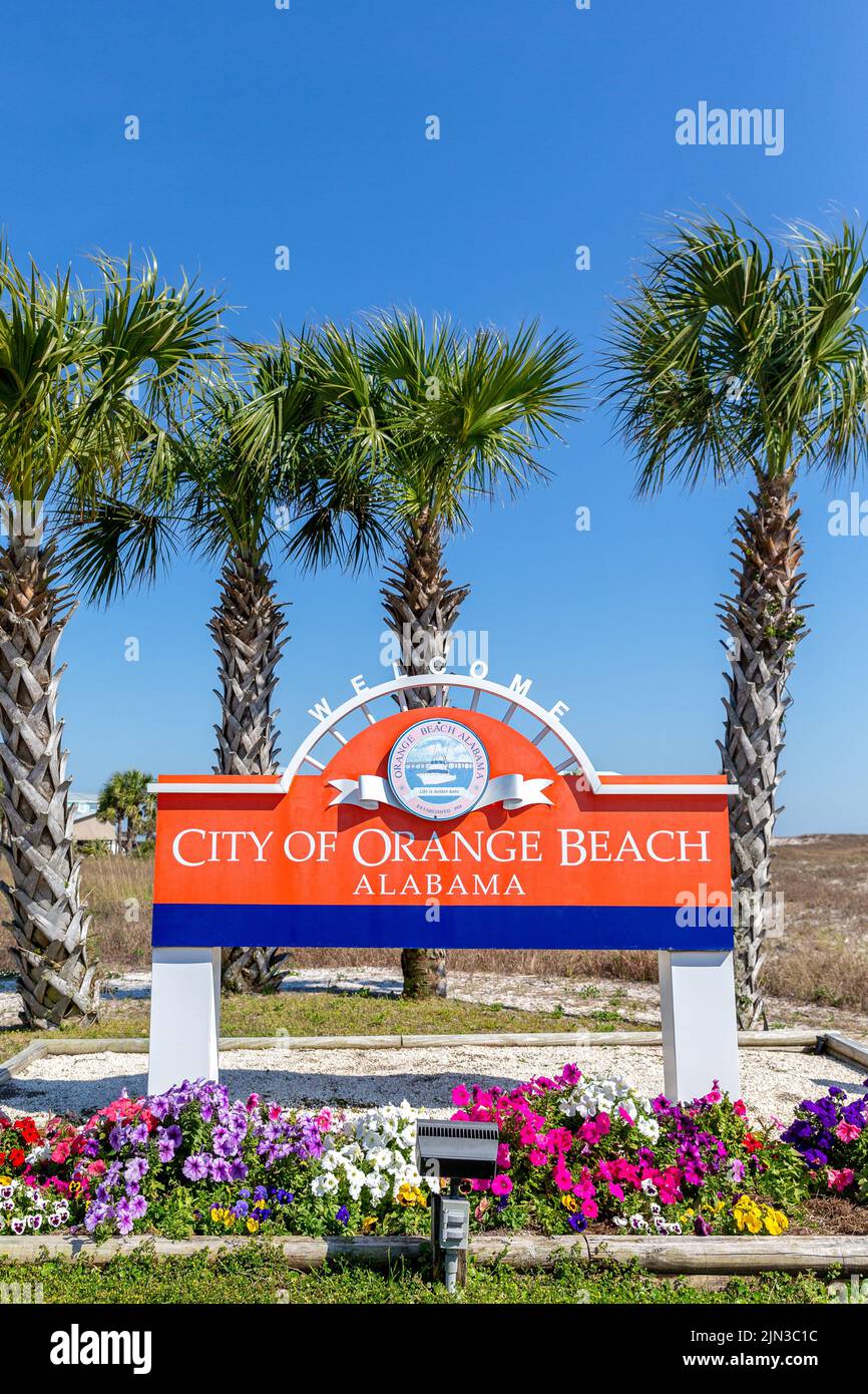 Orange Beach, AL - 27. März 2022: Begrüßungsschild für die Stadt Orange Beach, Alabama. Orange Beach ist aufgrund seiner Lage ein immer beliebter werdender Touristenort Stockfoto