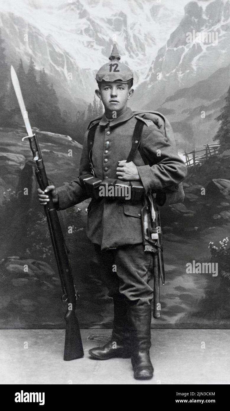 Ein junger deutscher Infanteriesoldat aus der Zeit des Ersten Weltkriegs mit Gewehr und Ausrüstung des Königlich Bayerischen Infanterieregiments 'Prinz Arnulf' von 12., der Königlich Bayerischen Division von 2., des Königlich Bayerischen Korps von 1. Bild aufgenommen in Neu-Ulm, Bayern, Deutschland. Stockfoto