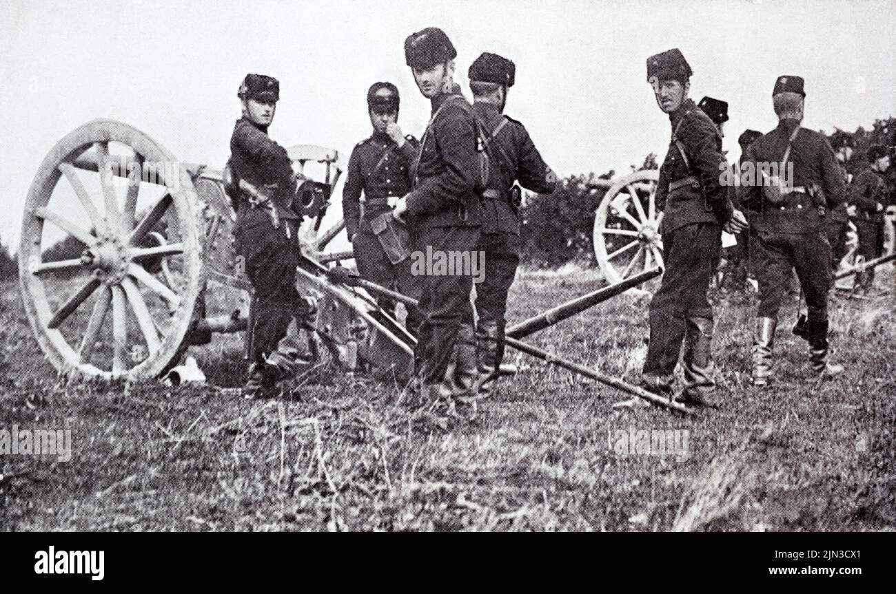 Gewehre und Besatzung der belgischen Pferdeartillerie während der frühen Phasen des Ersten Weltkriegs (1914-1918). Stockfoto