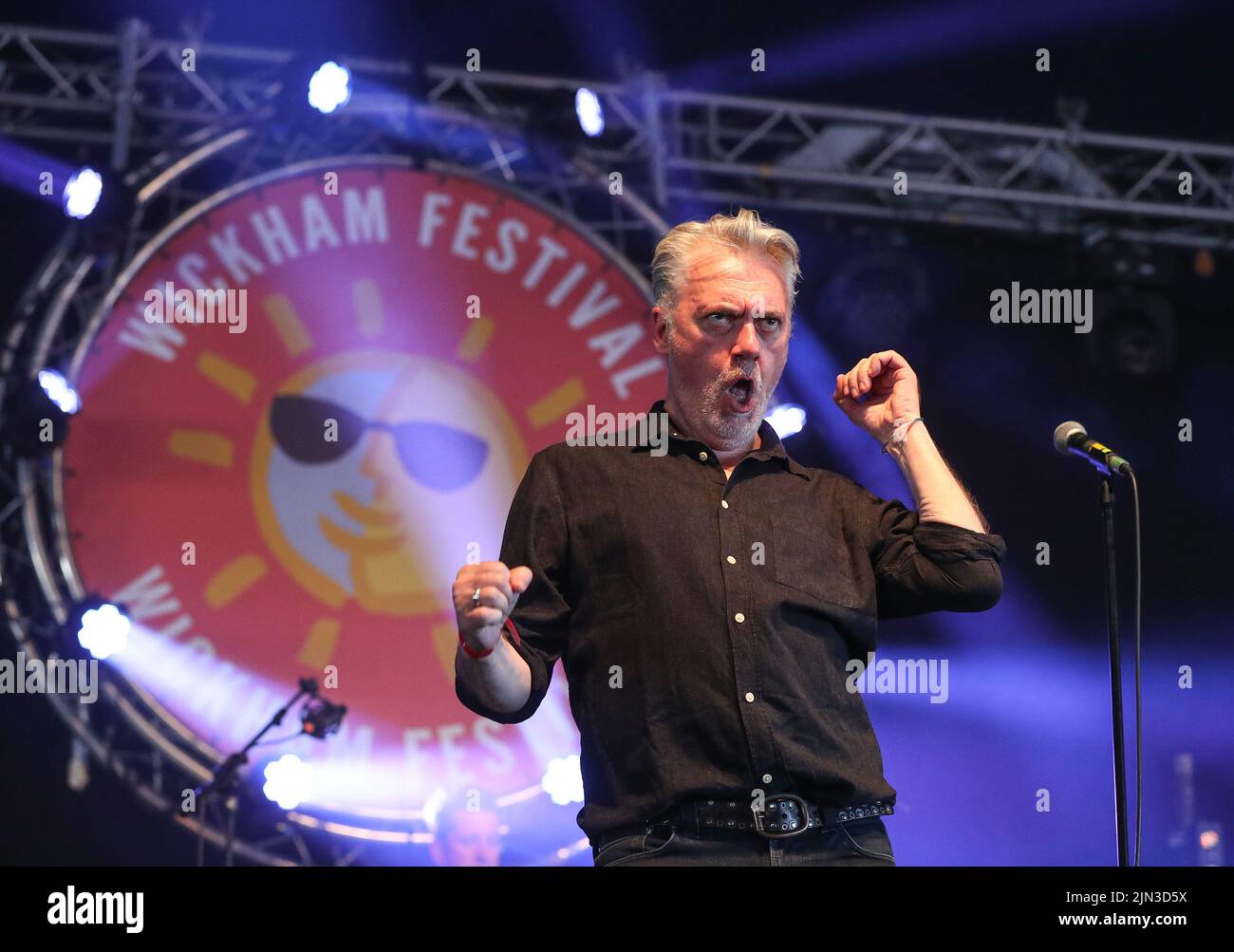 Paul McLoone der Untertöne während des Aufführens der Band auf dem Wickham Festival, Hampshire, Großbritannien Stockfoto