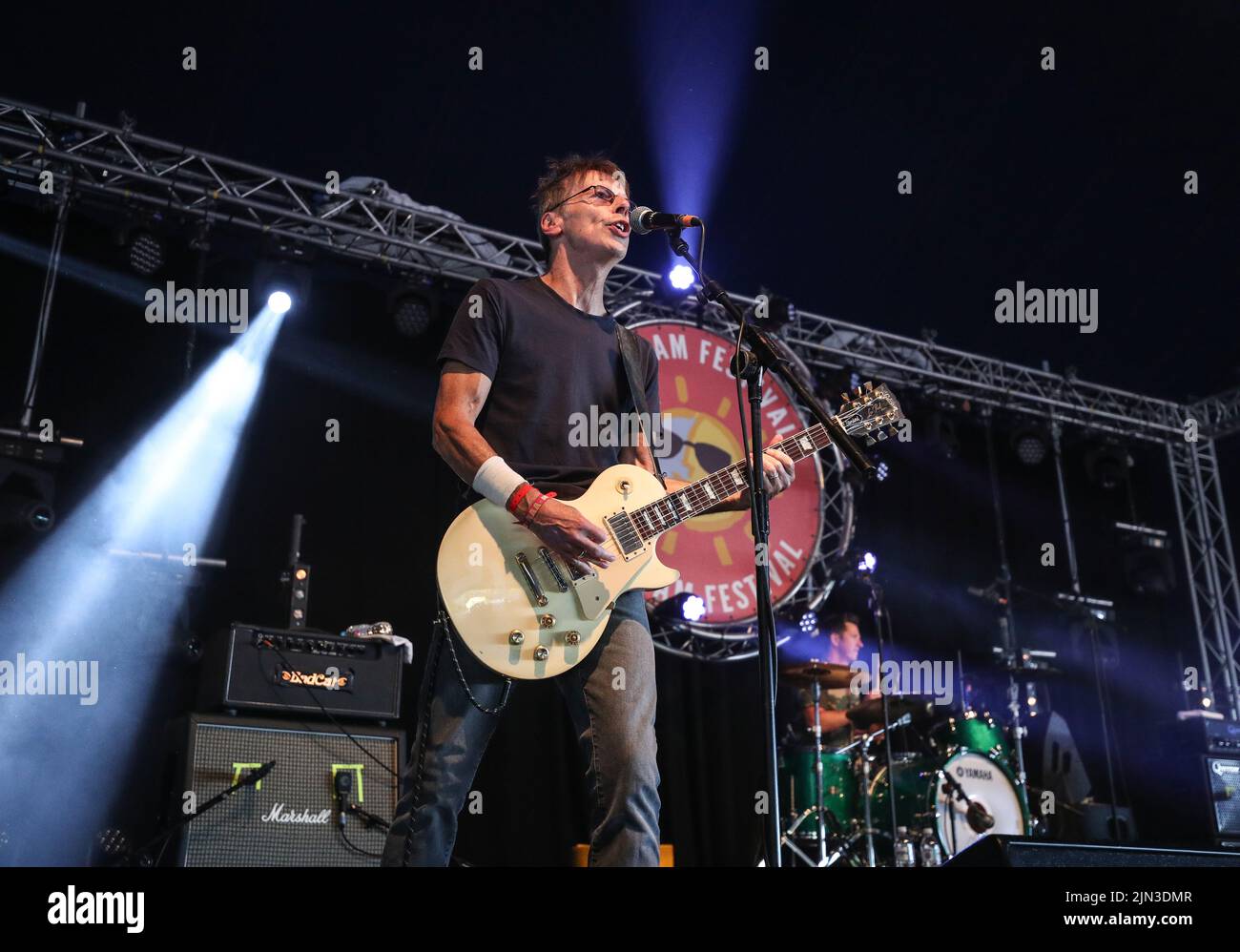 Damian O'Neill der Untertöne während des Aufführens der Band auf dem Wickham Festival, Hampshire, Großbritannien Stockfoto