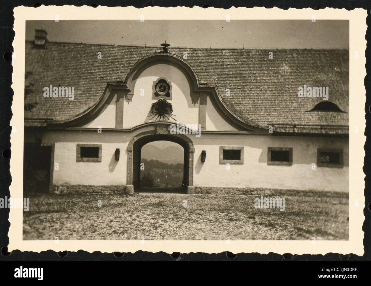 Landhaus Dr. Wolfgang Huck, Bischofswiesen: Stallgebäude mit Durchgang Stockfoto