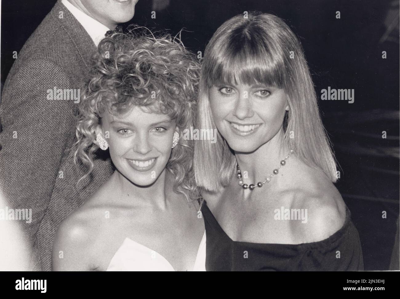 DATEIBILDER: Olivia Newton-John 1948-2022. Kylie Minogue trifft Olivia Newton-John, während sie für den Film Grease wirbt, in dem sie die Hauptrolle spielte. Ca. 1978 in London, England.CAP/GOL © GOL/Capital Picles /MediaPunch ***NUR NORD- UND SÜDAMERIKA*** Quelle: MediaPunch Inc/Alamy Live News Stockfoto