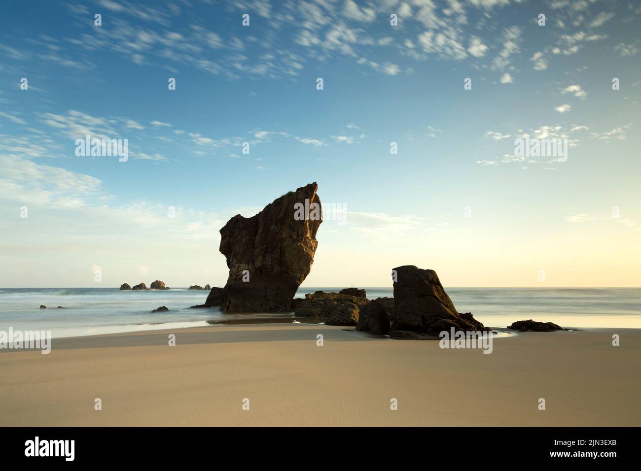 Landschaftsansicht der Felsen und des Meeres am Aguilar Beach in Muros de Nalon, Asturien, Spanien. Sommer- und Urlaubslage. Stockfoto