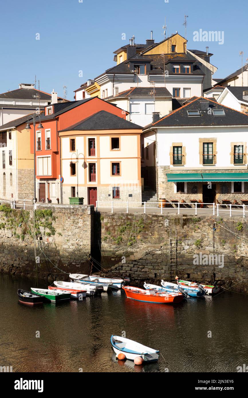 Blick auf das Fischerdorf Puerto de Vega in Navia, Asturien, Spanien. Konzept von Tourismus, Reisen und Urlaub. Stockfoto