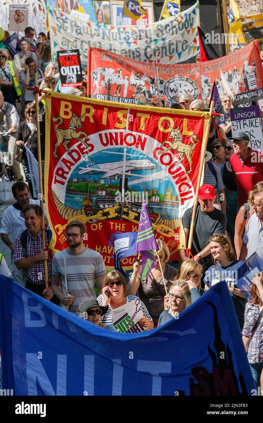 Während eines Gewerkschaftsstreiks und einer Kundgebung im öffentlichen Sektor in Bristol werden Demonstranten mit Gewerkschaftsbannern und -Plakaten dargestellt. 10.. Juli 2014 Stockfoto