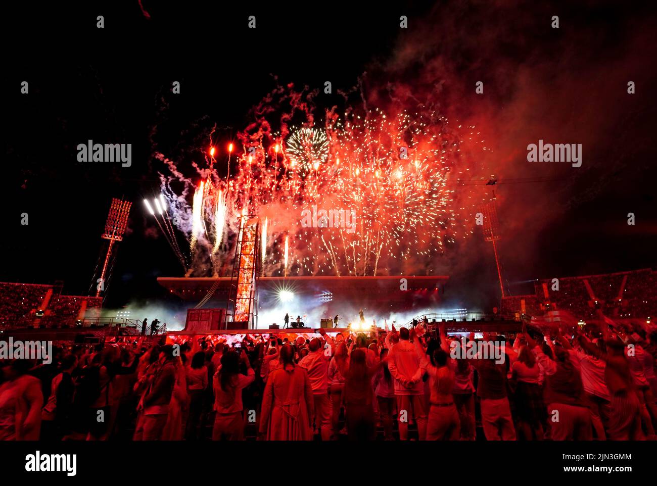 Das Feuerwerk geht los, während Ozzy Osbourne während der Abschlussfeier der Commonwealth Games 2022 im Alexander Stadium in Birmingham auf der Bühne auftritt. Bilddatum: Montag, 8. August 2022. Stockfoto