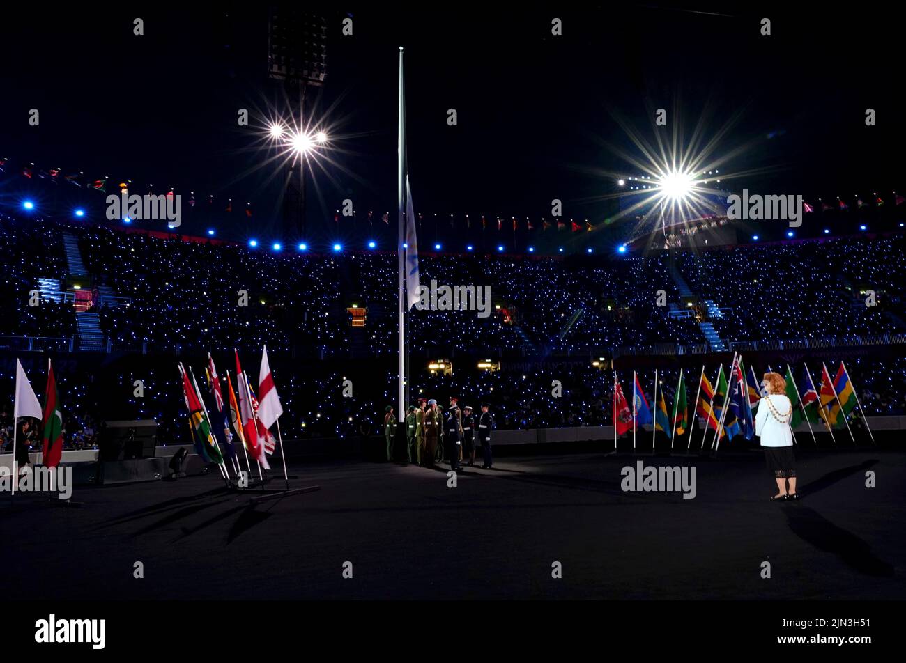 Die Commonwealth-Flagge wird während der Abschlusszeremonie für die Commonwealth Games 2022 im Alexander Stadium in Birmingham abgesetzt. Bilddatum: Montag, 8. August 2022. Stockfoto