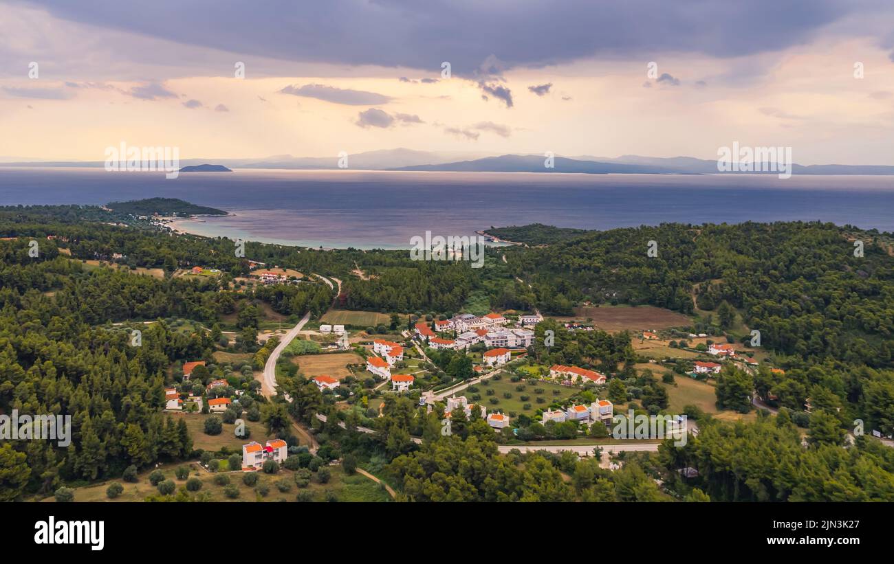 Fantastische Luftaufnahme einer Halbinsel und eines Meeres. Hochwertige Fotos Stockfoto