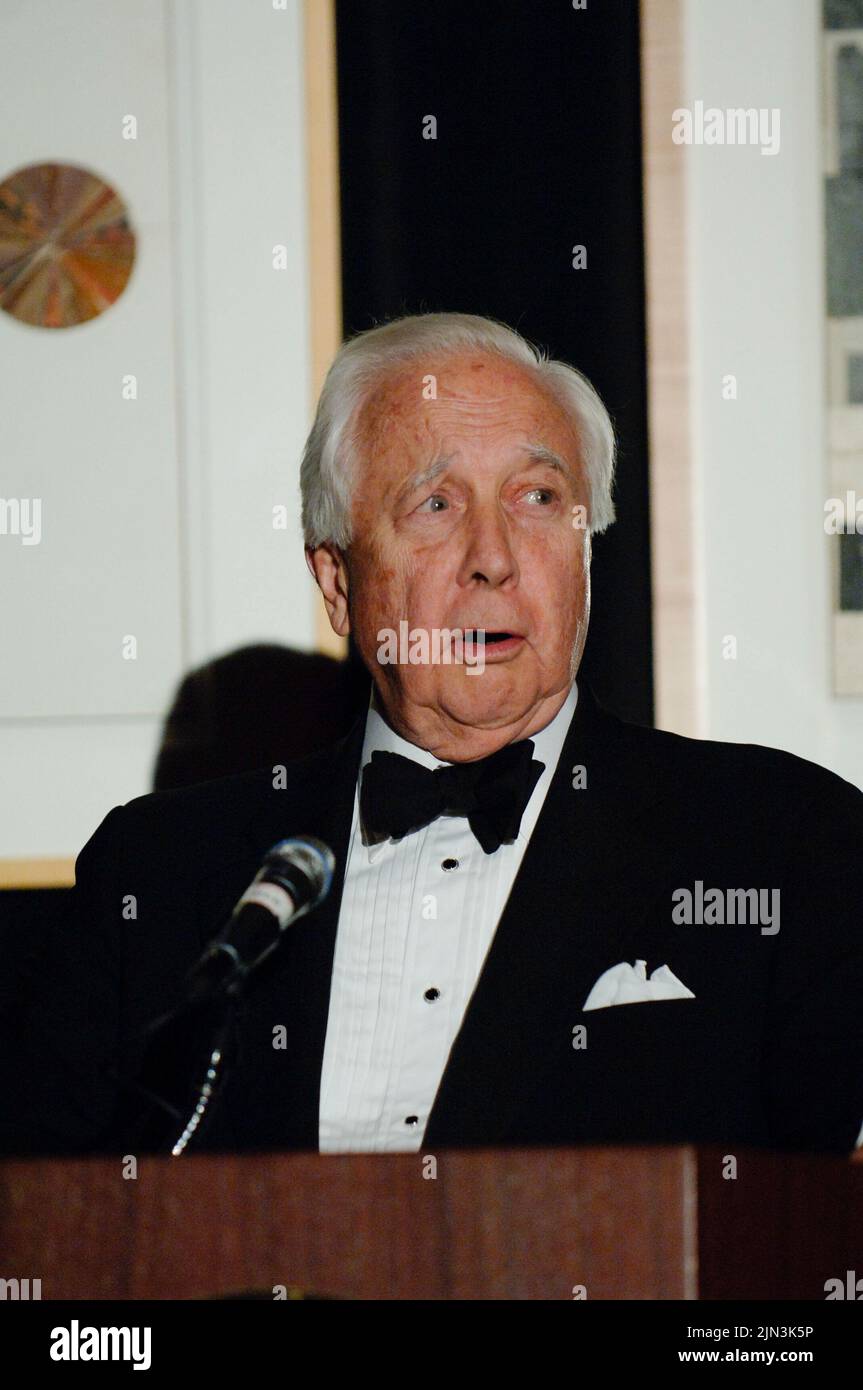 Der Autor DAVID MCCULLOUGH, zweimaliger Gewinner des Pulitzer-Preises und des National Book Award, dessen meistverkaufte Biographien von Harry Truman und John Adams ihn zu einem der beliebtesten und renommiertesten Historiker Amerikas machten, starb am 7. August 2022 im Alter von 89 Jahren. McCullough, der die Preise für Biografien über Truman (1992) und Adams (2001) gewonnen hat, wird bei der Gala des Texas Book Festivals 2005 als Autor bei der Veranstaltung in Austin abgebildet. ©Bob Daemmrich Stockfoto