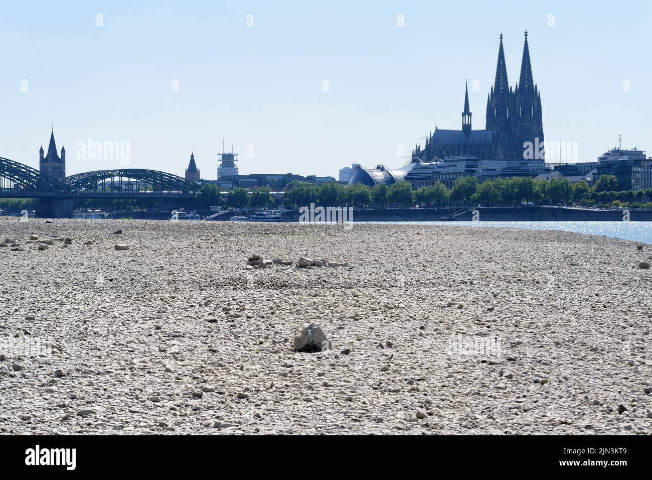 Niedrigwasser durch Dürre im Sommer 2022 am rhein in köln Stockfoto