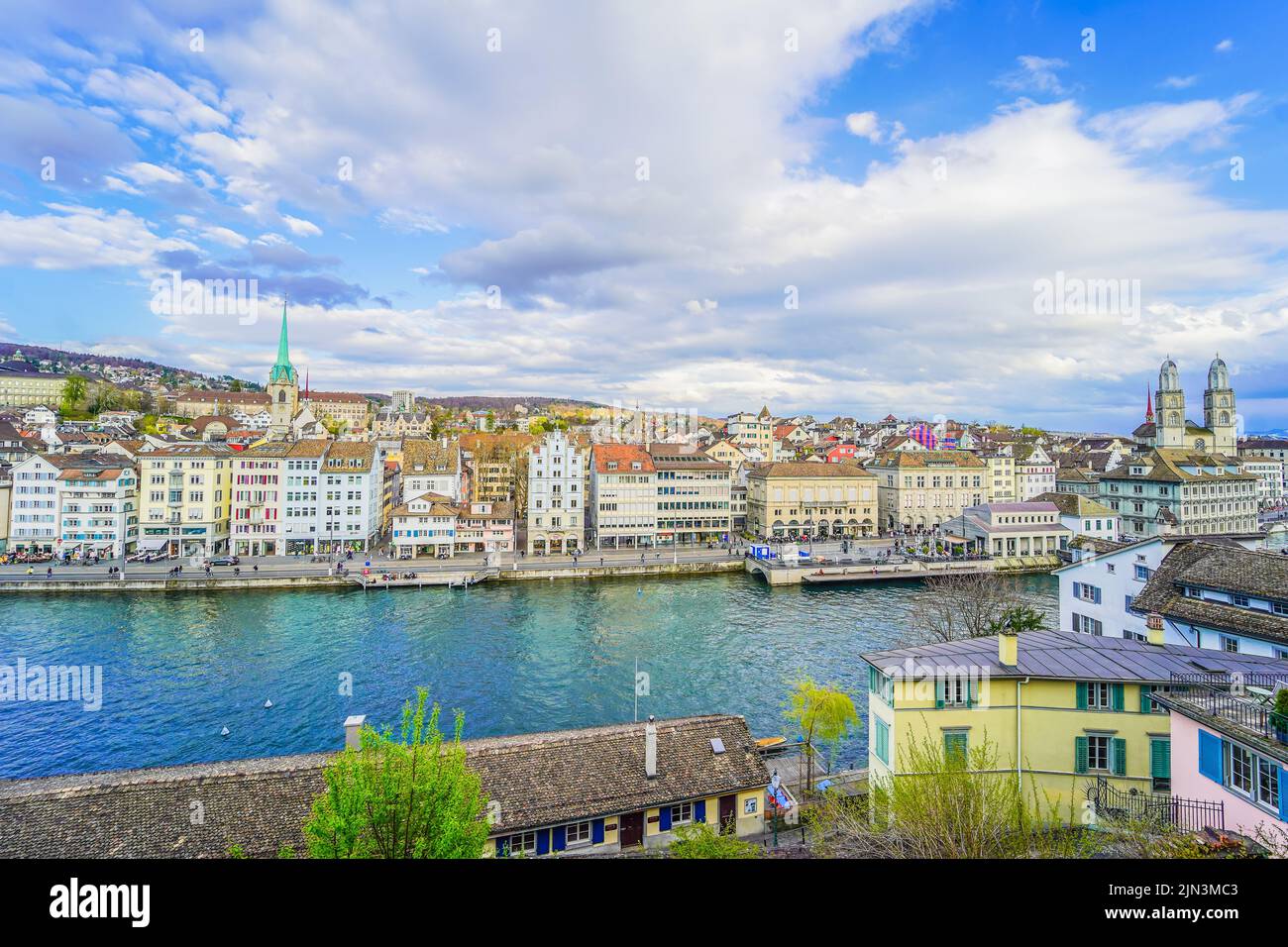 Stadtbild von Zürich an einem sonnigen Frühlingstag am Nachmittag mit Blick auf den Fluss Limmat Stockfoto