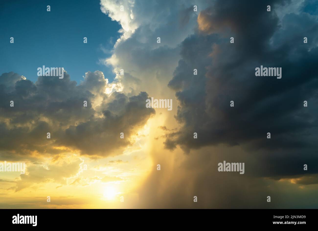 Dramatische Sturmwolken am majestätischen Sonnenuntergangshimmel. Schöne Natur Hintergrund. Kräfte der Natur Konzept. Stockfoto