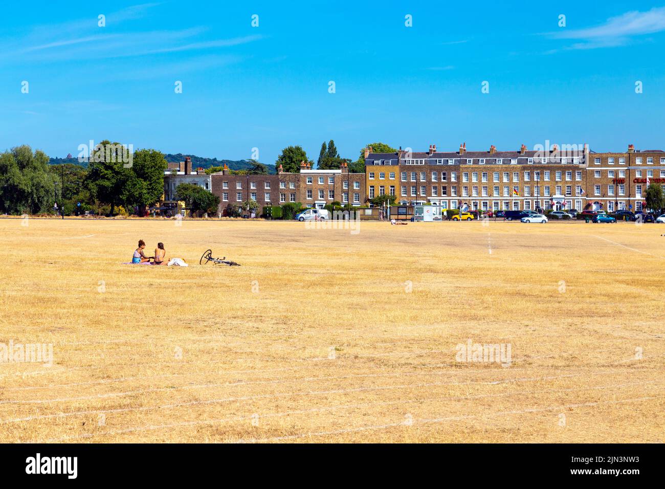 6. August 2022 - London, Großbritannien - Menschen picknicken auf ausgetrocknetem Grasland in Blackheath nach einer Reihe von Hitzewellen und Rekordtemperaturen in der Stadt Stockfoto