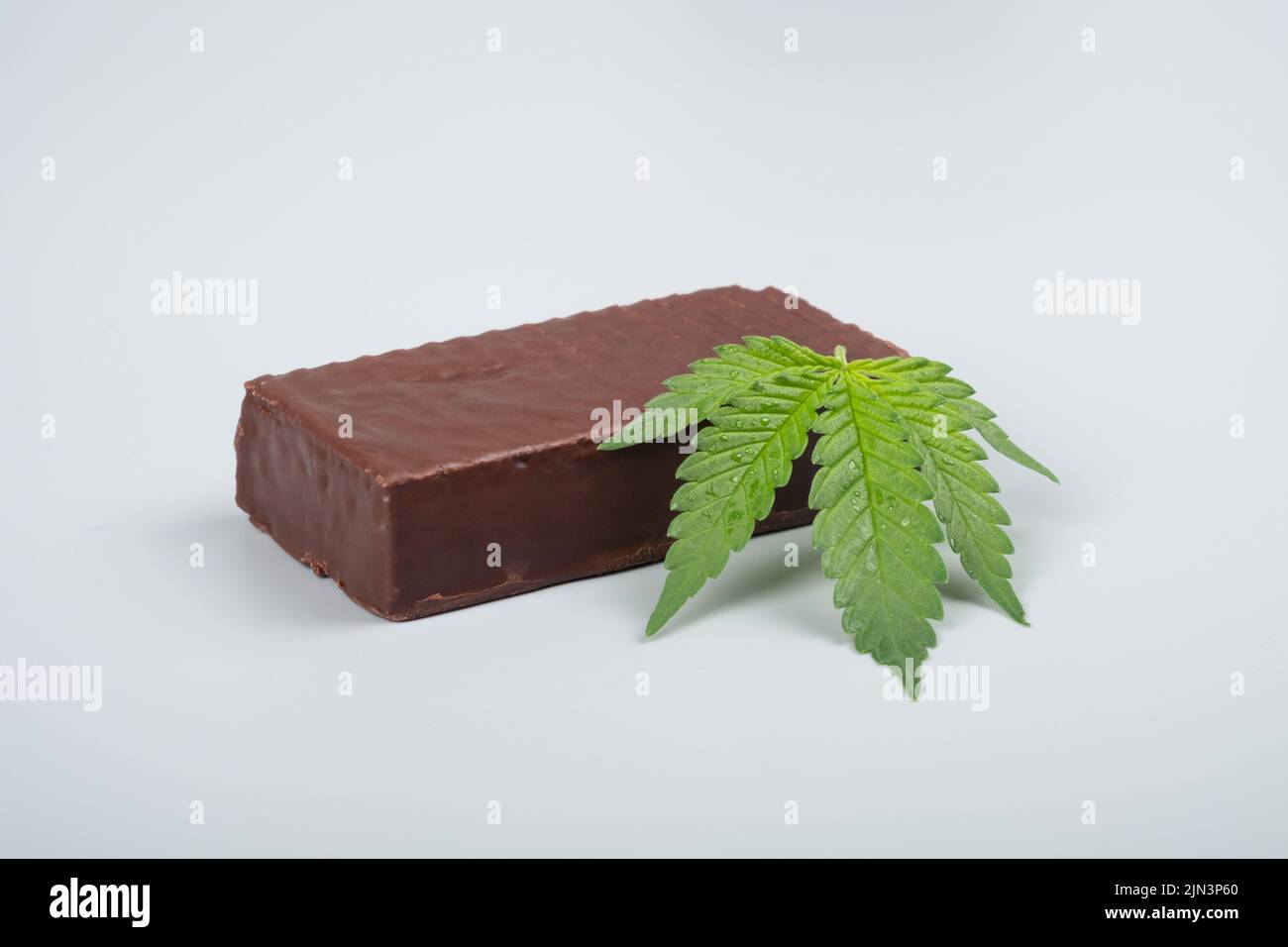 Schokolade Süßigkeiten und Cannabisblatt, thc Süßigkeiten Drogen. Stockfoto