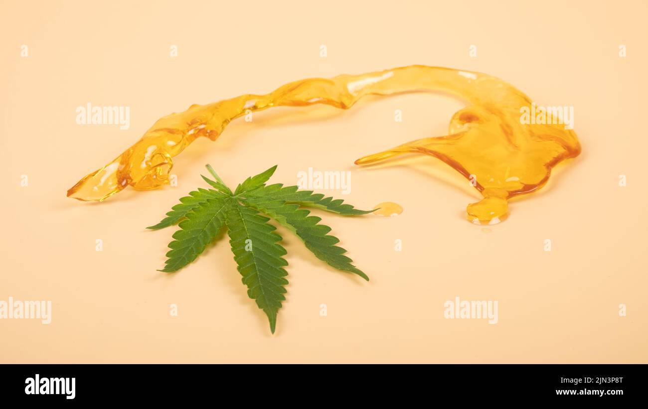 Marihuanaharz-Konzentrat, gelbe Bernsteinfarbe Cannabiswachs. Stockfoto