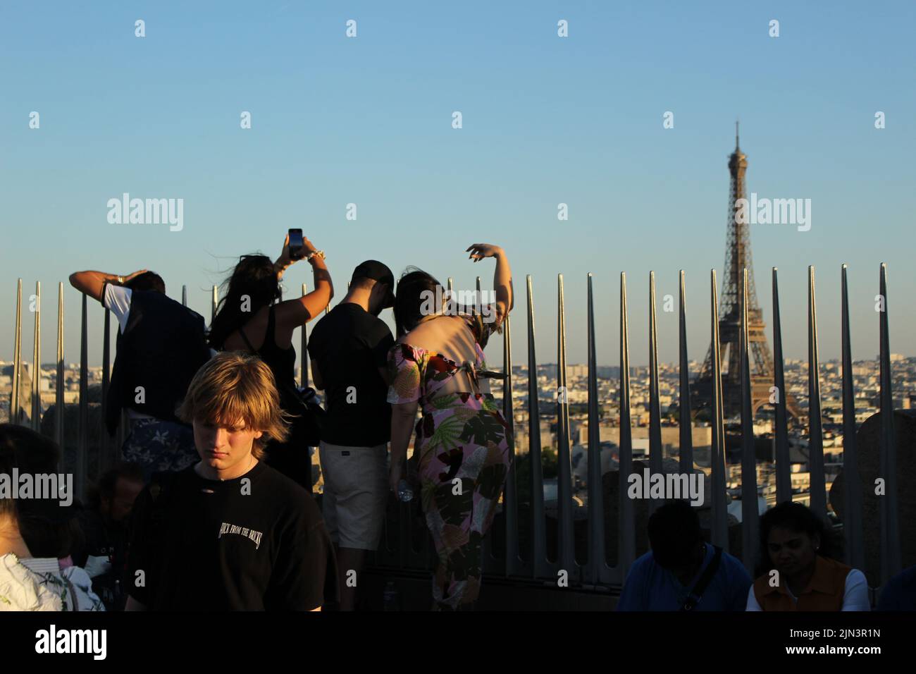 Paris, Frankreich. 8. August 2022. Touristen, die vom Triumphbogen aus Fotos mit dem Eiffelturm machen Credit: Aldercy Carling/ Alamy Live News Stockfoto