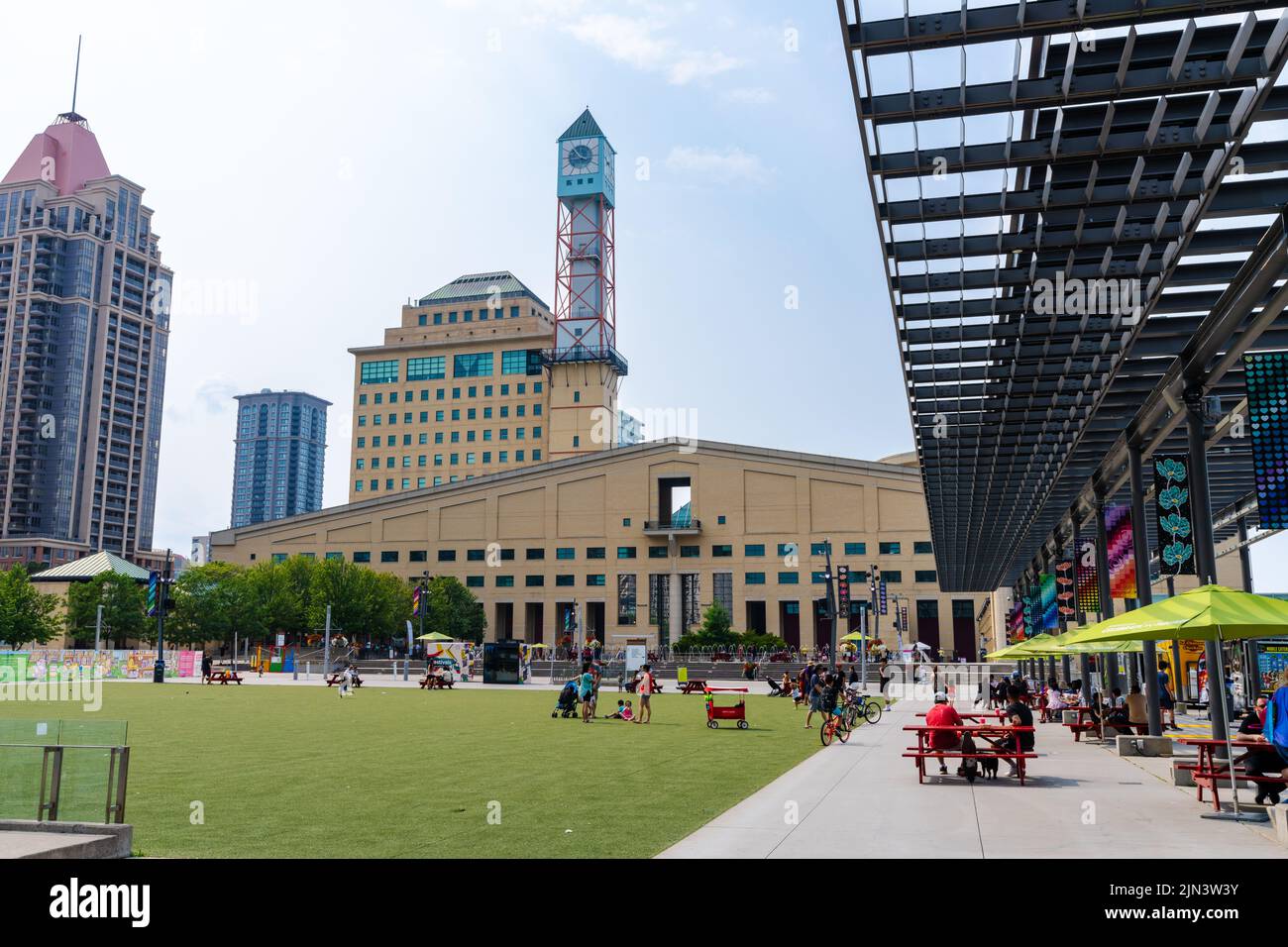 Mississauga, Ontario, Kanada - 18 2021. Juli : Mississauga City Hall-Festplatz. Stockfoto