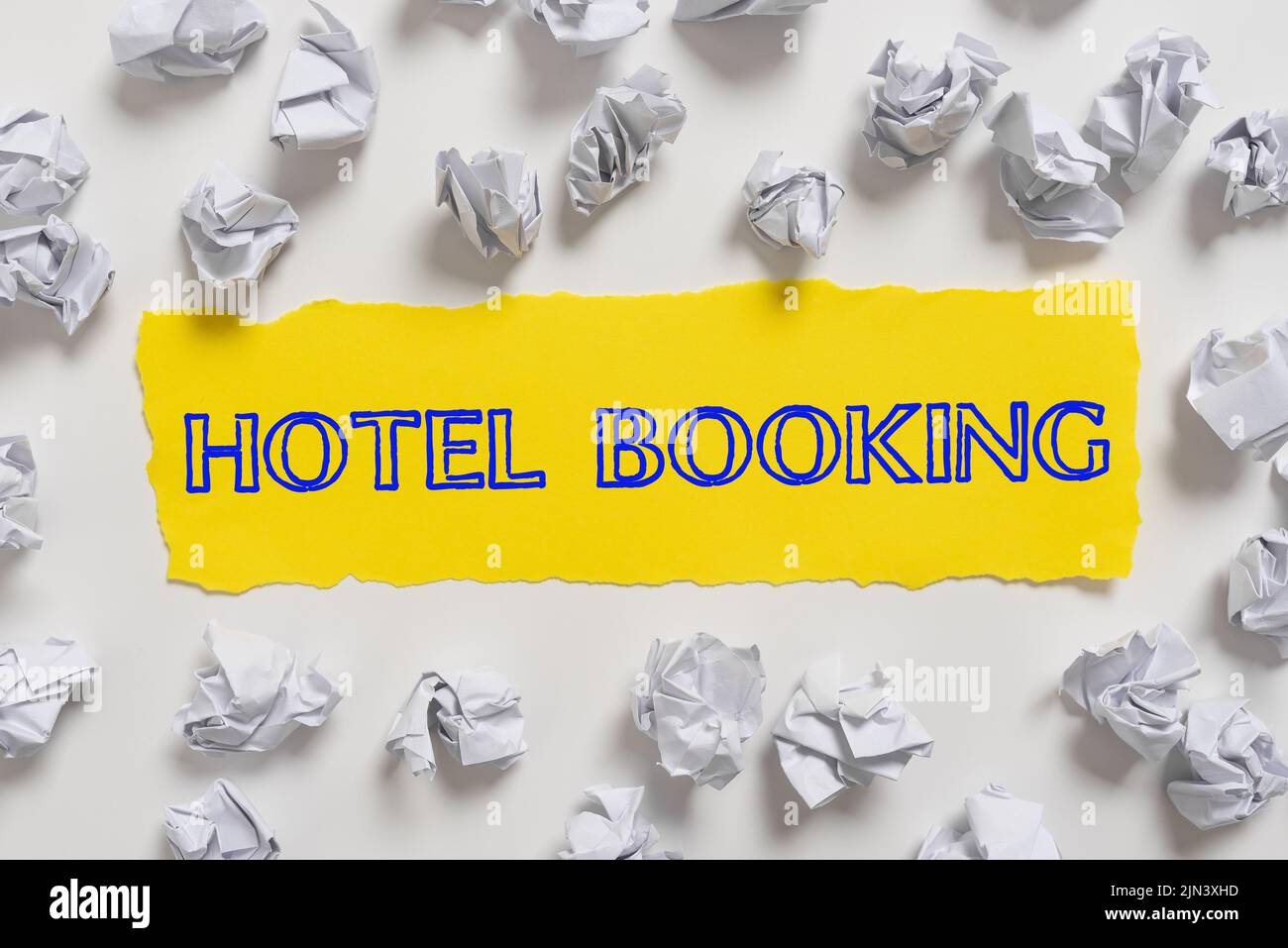 Textunterschrift zur Darstellung der Hotelbuchung. Geschäftsidee Online-Reservierungen Presidential Suite De Luxe Hospitality Krümelte Notizen, die überall geschrieben wurden Stockfoto