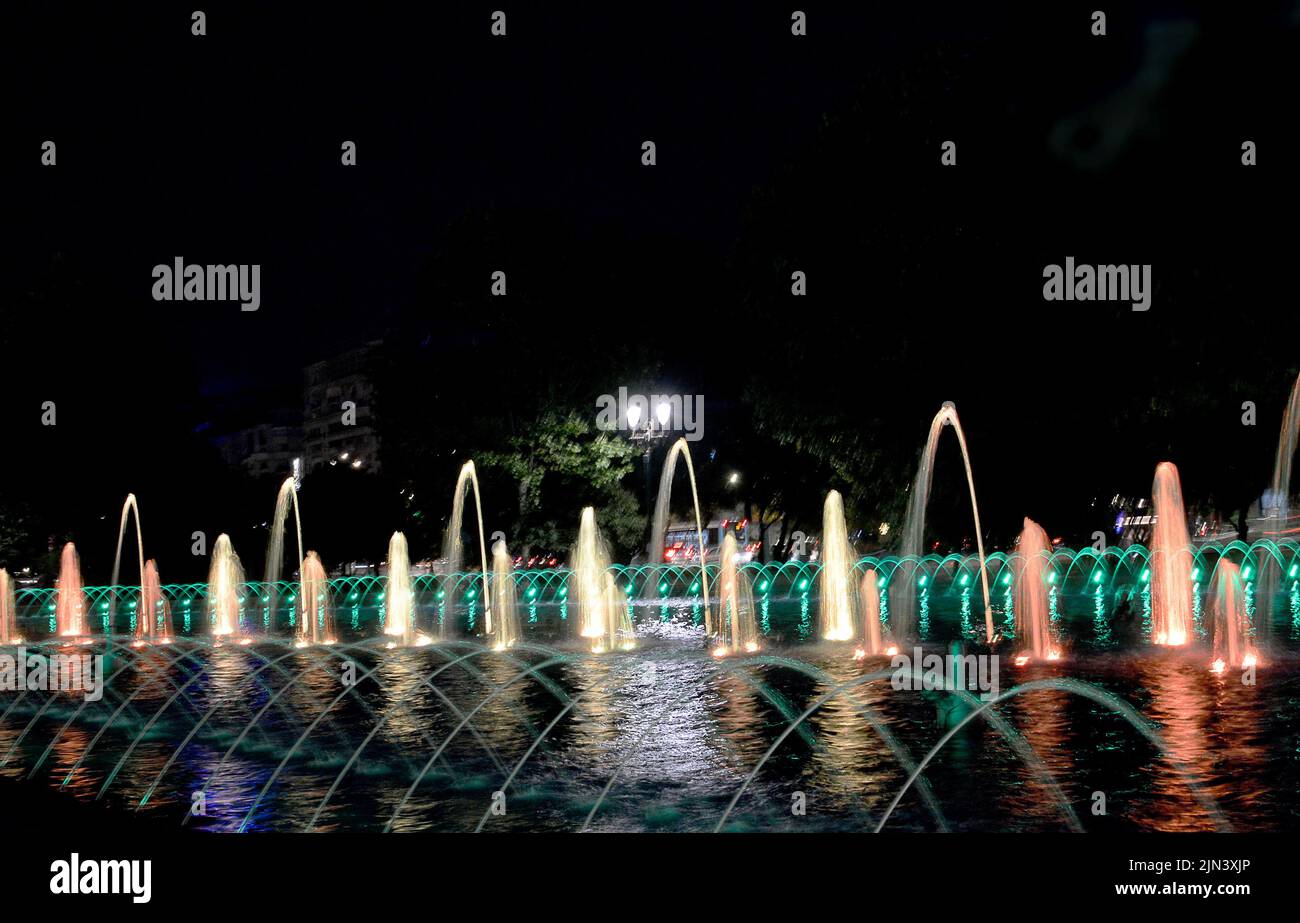 Beleuchtete Brunnen, Unirii-Platz (Piața Uniri)i, Bukarest, Rumänien, die 44 Brunnen bilden die längste Kette von choreografierten Brunnen im Wor Stockfoto