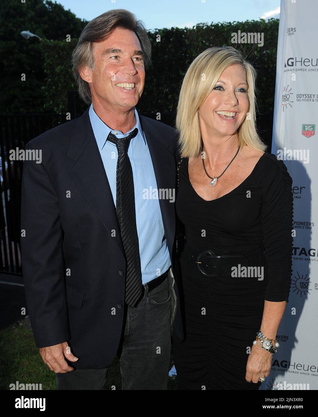 MIAMI BEACH, FL - 19. AUGUST: Olivia Newton-John und Ehemann John Easterling bei der Tag Heuer-Uhrenveranstaltung. Olivia Newton-John (geboren am 26. September 1948) ist eine in Australien geborene Sängerin und Schauspielerin. Sie ist eine viermalige Grammy-Preisträgerin, die fünf No. 1 und zehn weitere Top Ten Billboard Hot 100 Singles und zwei No. 1 Billboard 200 Soloalben angehäuft hat. Sie hat weltweit über 100 Millionen Schallplatten verkauft und ist damit eine der erfolgreichsten Künstlerinnen aller Zeiten. Am 19. August 2010 in New York City. Personen: Olivia Newton-John John Easterling Stockfoto