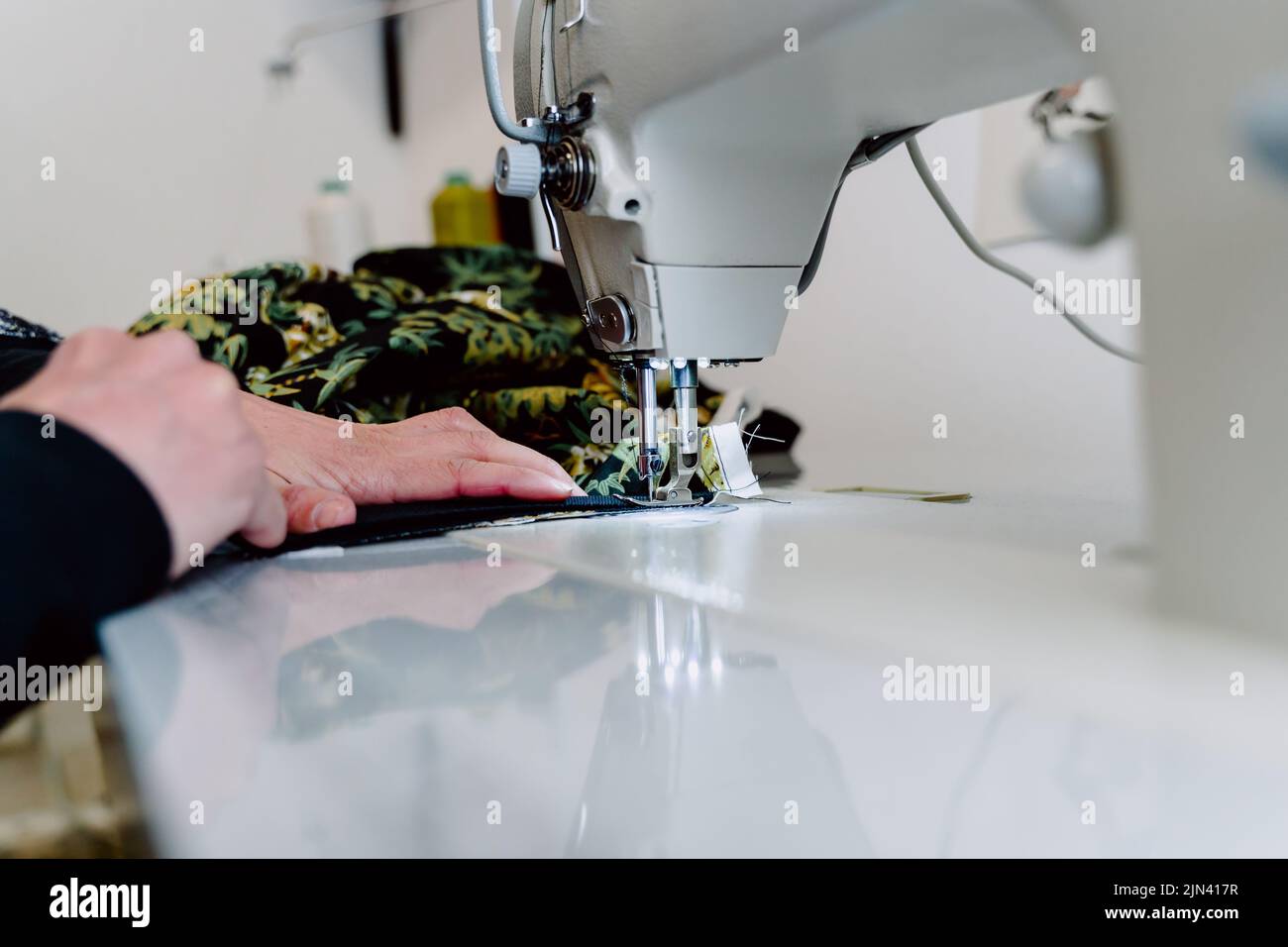 Professionelle Nähmaschine, um Kleidung mit hoher Geschwindigkeit zu entwerfen Stockfoto