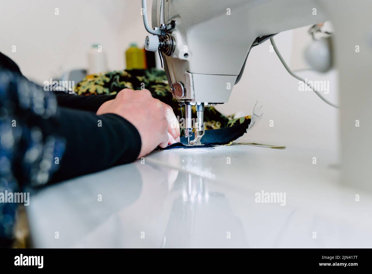 Professionelle Nähmaschine, um Kleidung mit hoher Geschwindigkeit zu entwerfen Stockfoto