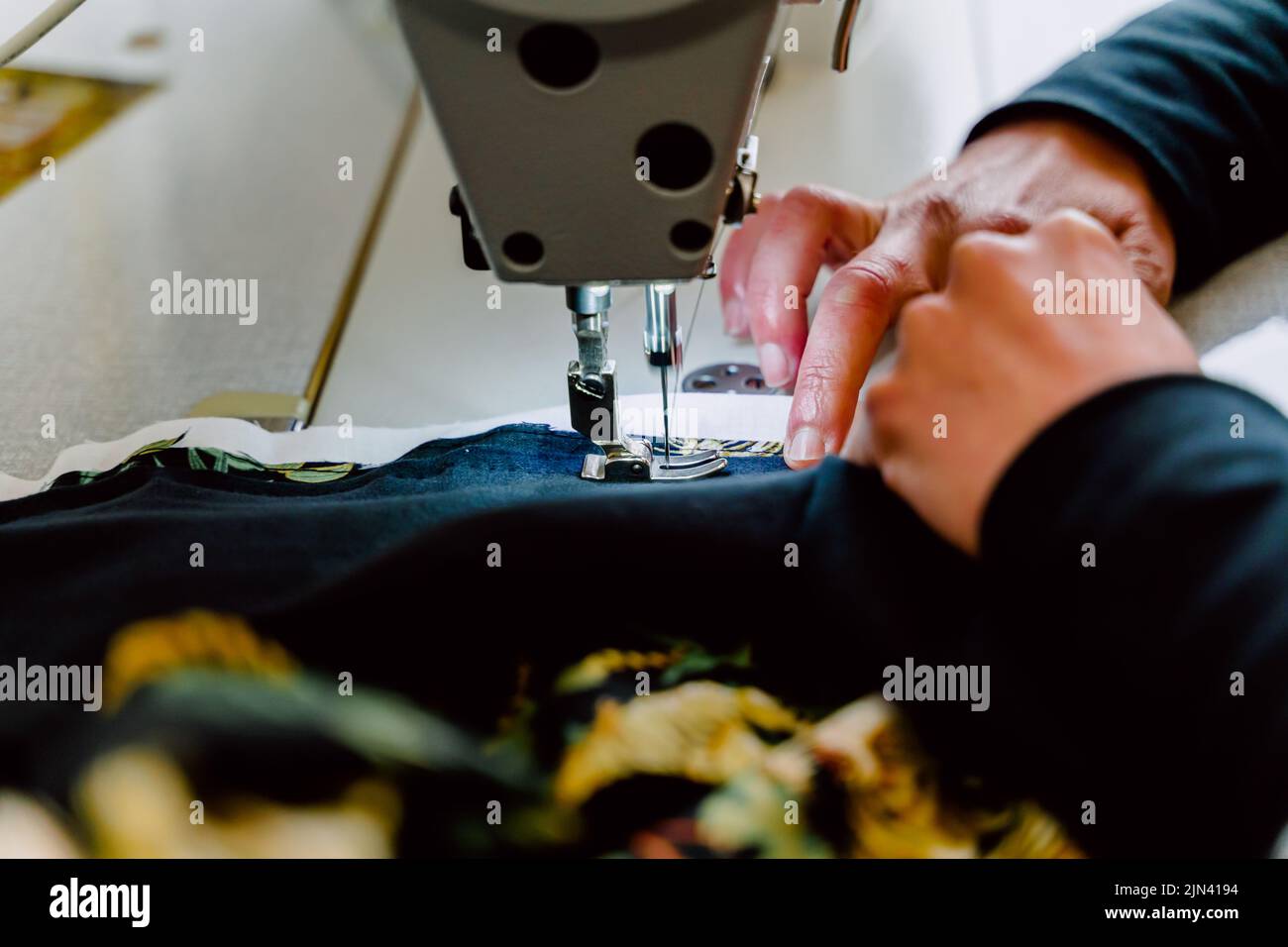 Professionelle Nähmaschine, um Kleidung mit hoher Geschwindigkeit zu entwerfen Stockfoto