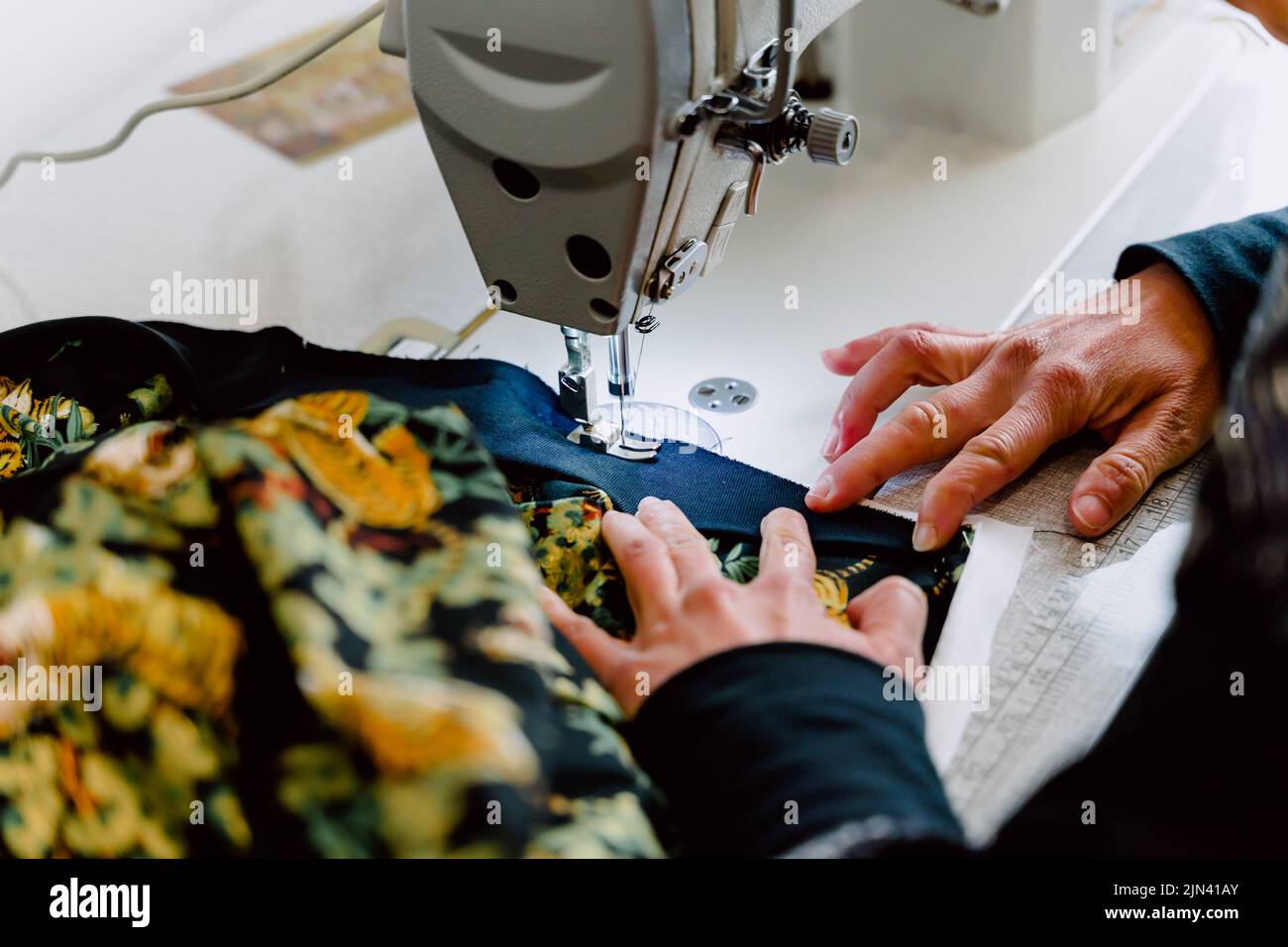 Professionelle Nähmaschine, um Kleidung mit hoher Geschwindigkeit zu entwerfen Stockfoto