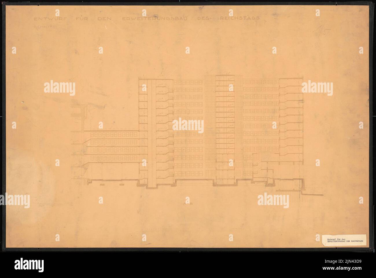 Poelzig Hans (1869-1936), Reichstag, Berlin. Erweiterung (1927): Schnitt A-B 1: 200. Leichter Bruch auf Karton, 55,2 x 82,1 cm (inklusive Scankanten) Stockfoto