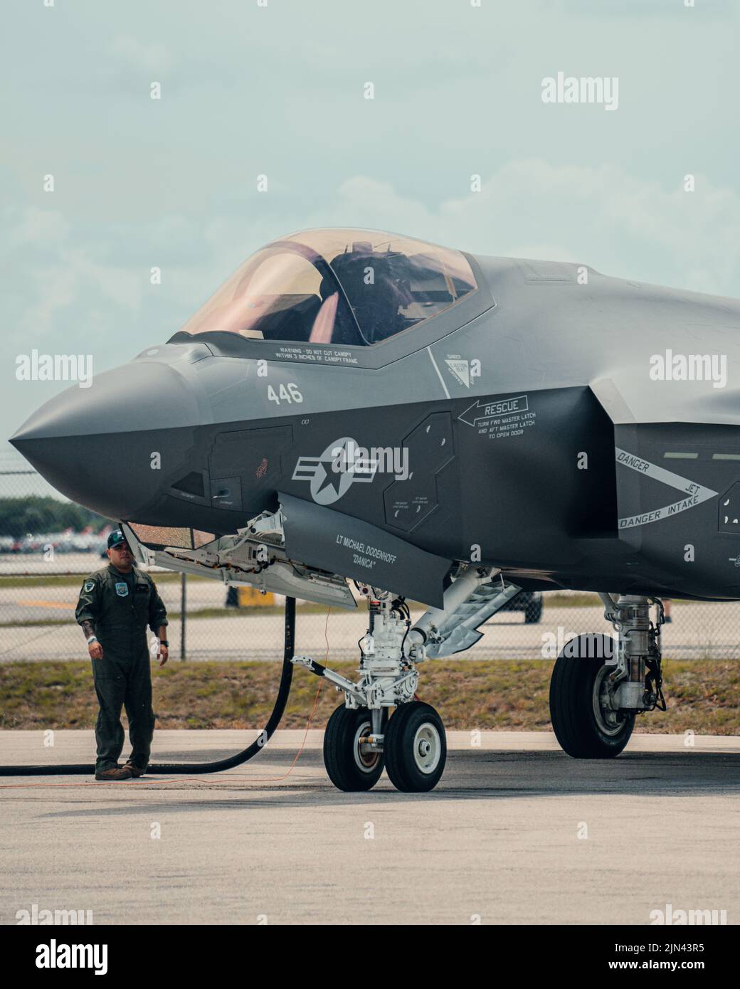 Kampfflugzeuge mit ihren jeweiligen Piloten am internationalen Flughafen Fort lauderdale sind bereits startbereit Stockfoto