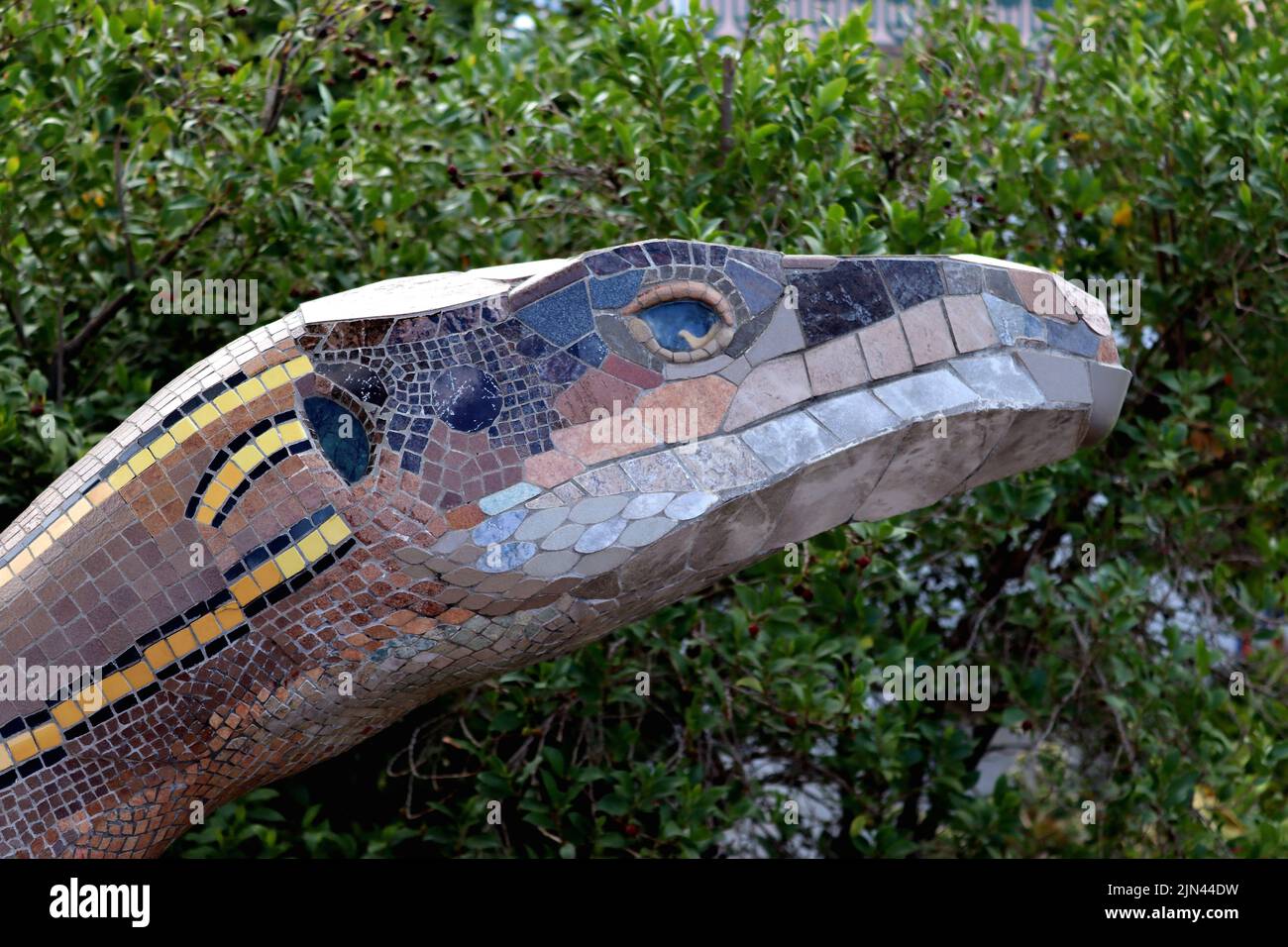 Eine von zwei riesigen Eidechsen, die mit bunten Mosaikstücken geschmückt sind, ist im Parque Antonio Gómez Felsam, La Palma, Santa Cruz, Kanarische Inseln ausgestellt. Stockfoto