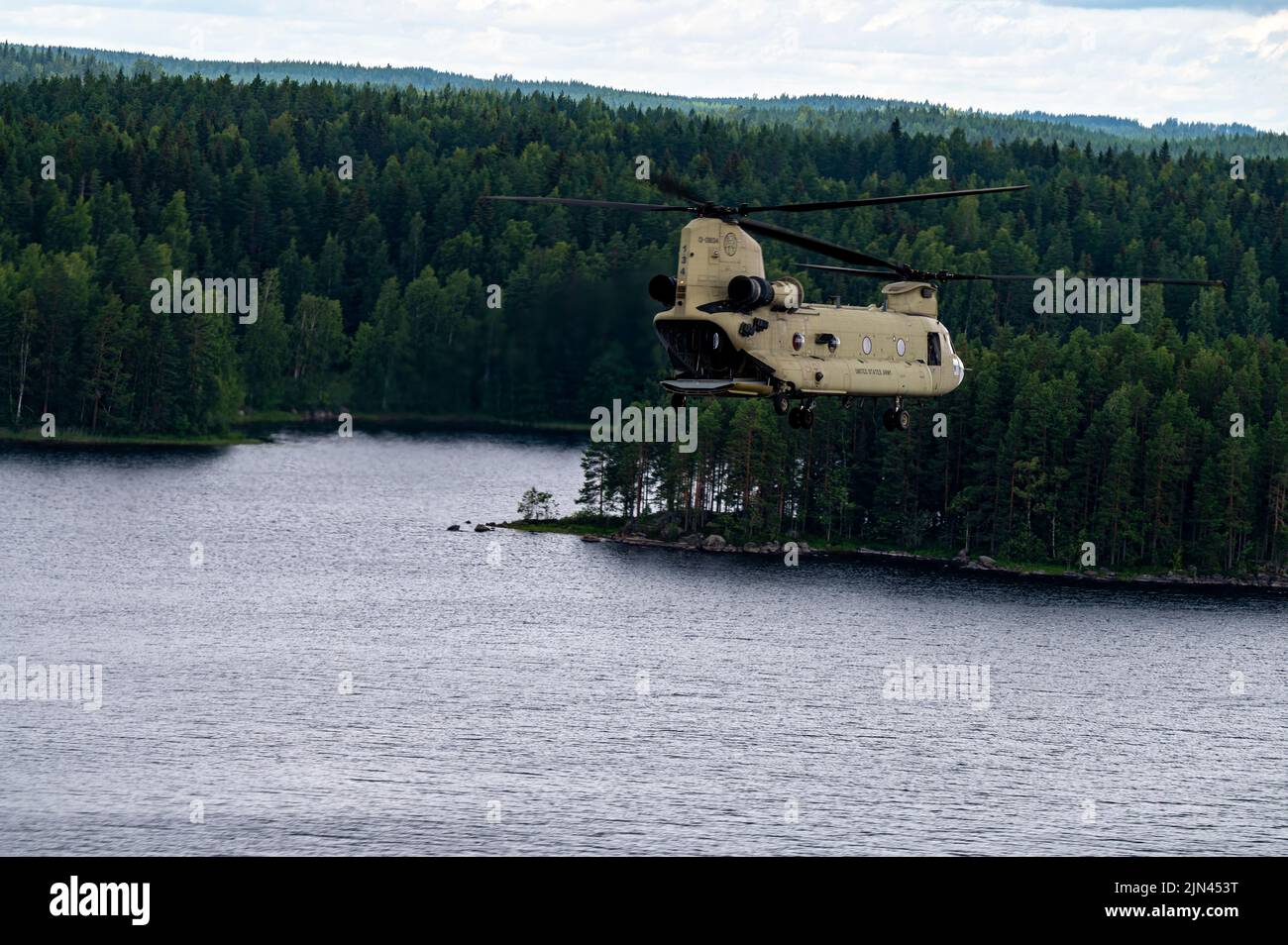 Ein Hubschrauber der US Army CH-47 Chinook, der dem 1. Squadron, 214. General Support Aviation Bataillon, 12. Combat Aviation Brigade, zugewiesen wurde, führt am 4. August 2022 in Tampere, Finnland, Flugtrainings auf niedrigem Niveau durch. Die 12. Combat Aviation Brigade ist eine der Einheiten, die die Strategie des U.S. European Command Theater unterstützen, indem sie das Engagement der USA für europäische Alliierte und Partner unter Beweis stellt und die Fähigkeiten der USA einem breiten Publikum vorstellt. 12 CAB ist unter anderem dem V Corps, dem amerikanischen Forward Deployed Corps in Europa, zugeordnet. Sie arbeiten mit NATO-Alliierten und regionalen Sicherheitspartnern zusammen, um Comb bereitzustellen Stockfoto