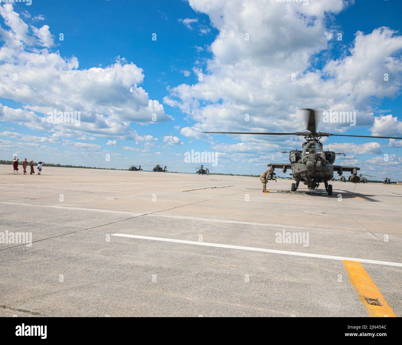 Oberstleutnant der US-Armee Phillip Cain, Kommandant des Angriffsbataillons von 1-10, führt seinen letzten Flug mit einem AH-64D Apache-Hubschrauber auf Fort Drum, NY, 14. Juni 2022. LT. Col. Cain erhielt von Fort Drum Fire Rescue einen „Schmäher der Zuneigung“, als er zurückkam. (USA Armeefoto von Sgt. Michael Wilson) Stockfoto