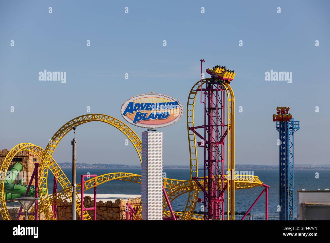 Adventure Island Amusement Park in Southend mit Achterbahnfahrten und der Themse Stockfoto