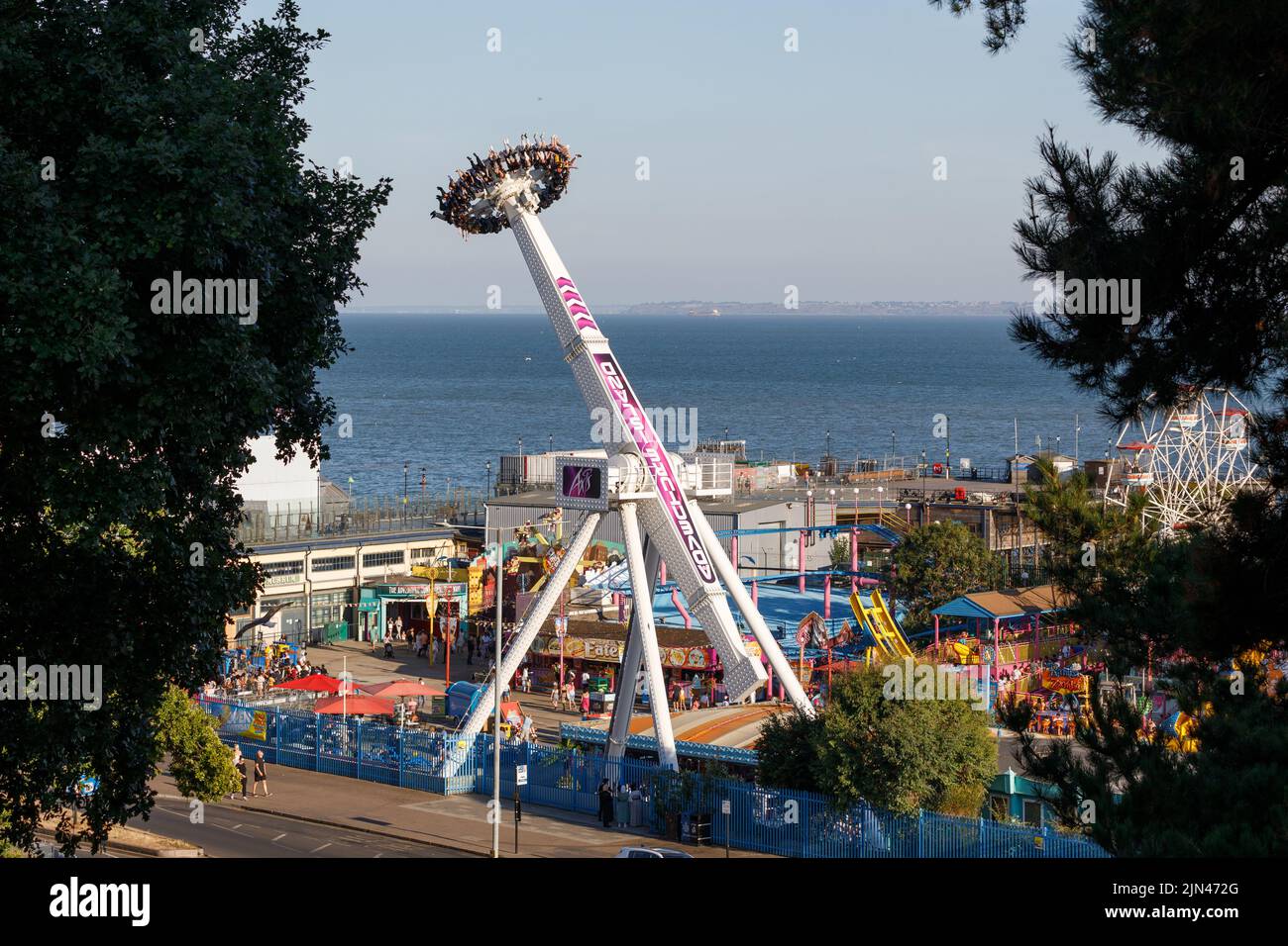 Adventure Island Vergnügungspark mit Pendelschaukel und Achterbahnen in Southend, Essex an der Themse Stockfoto