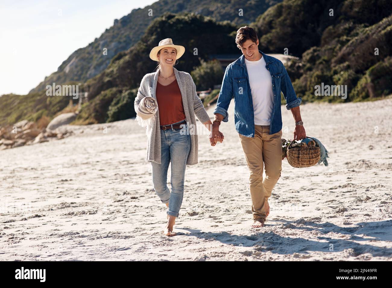 Er plant die besten Termine. Ein Paar mittleren Alters verbringt den Tag am Strand. Stockfoto
