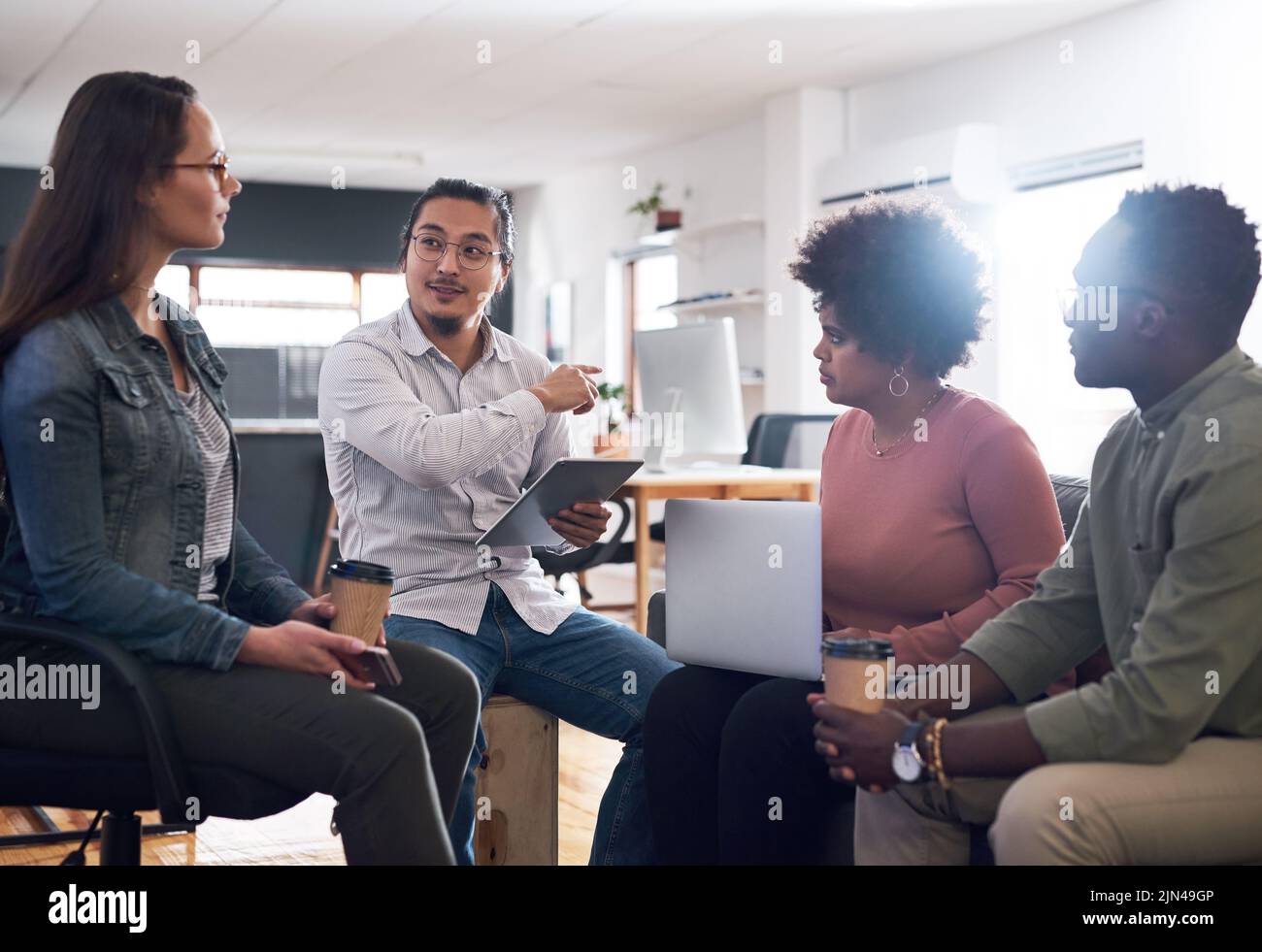 Die führenden Innovatoren in der Kreativbranche. Eine Gruppe junger Geschäftsleute, die sich in einem modernen Büro treffen. Stockfoto