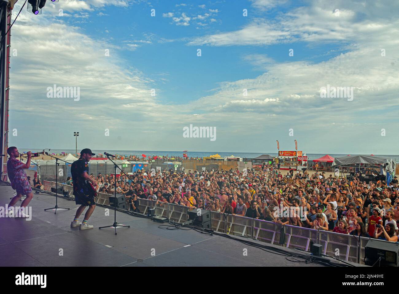 Tarragona, Spanien. 07. August 2022. Gesamtansicht des Publikums von Backstage während des Aufführens der Band 'Doctor Prats' beim Festival 2022 am Sant Salvador Beach in Vendrell. Die katalanische Band Doctor Prats hat beim Festival 2022 Music Festival in Vendrell vor mehr als 3000 MenschenDoctor Prats ist eine Band von Musikern und Sängern, die auf Katalanisch singen und wurde 2014 in Terrasa (Barcelona) gegründet. Ihr Musikgenre ist vielfältig und reicht von Ska, Reggae und Funk bis hin zu elektronischer Musik. Kredit: SOPA Images Limited/Alamy Live Nachrichten Stockfoto