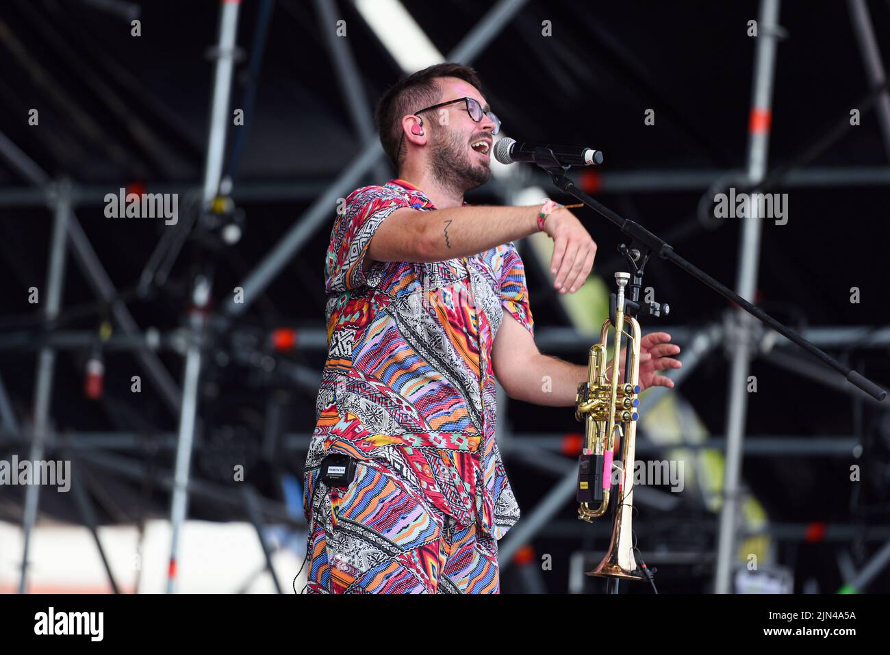 Tarragona, Spanien. 07. August 2022. Sänger und Trompeter der Band 'Doctor Prats' Ramon Figueres treten beim Festival 2022 am Strand von Sant Salvador in Vendrell auf. Die katalanische Band Doctor Prats hat beim Festival 2022 Music Festival in Vendrell vor mehr als 3000 MenschenDoctor Prats ist eine Band von Musikern und Sängern, die auf Katalanisch singen und wurde 2014 in Terrasa (Barcelona) gegründet. Ihr Musikgenre ist vielfältig und reicht von Ska, Reggae und Funk bis hin zu elektronischer Musik. (Foto von Ramon Costa/SOPA Images/Sipa USA) Quelle: SIPA USA/Alamy Live News Stockfoto