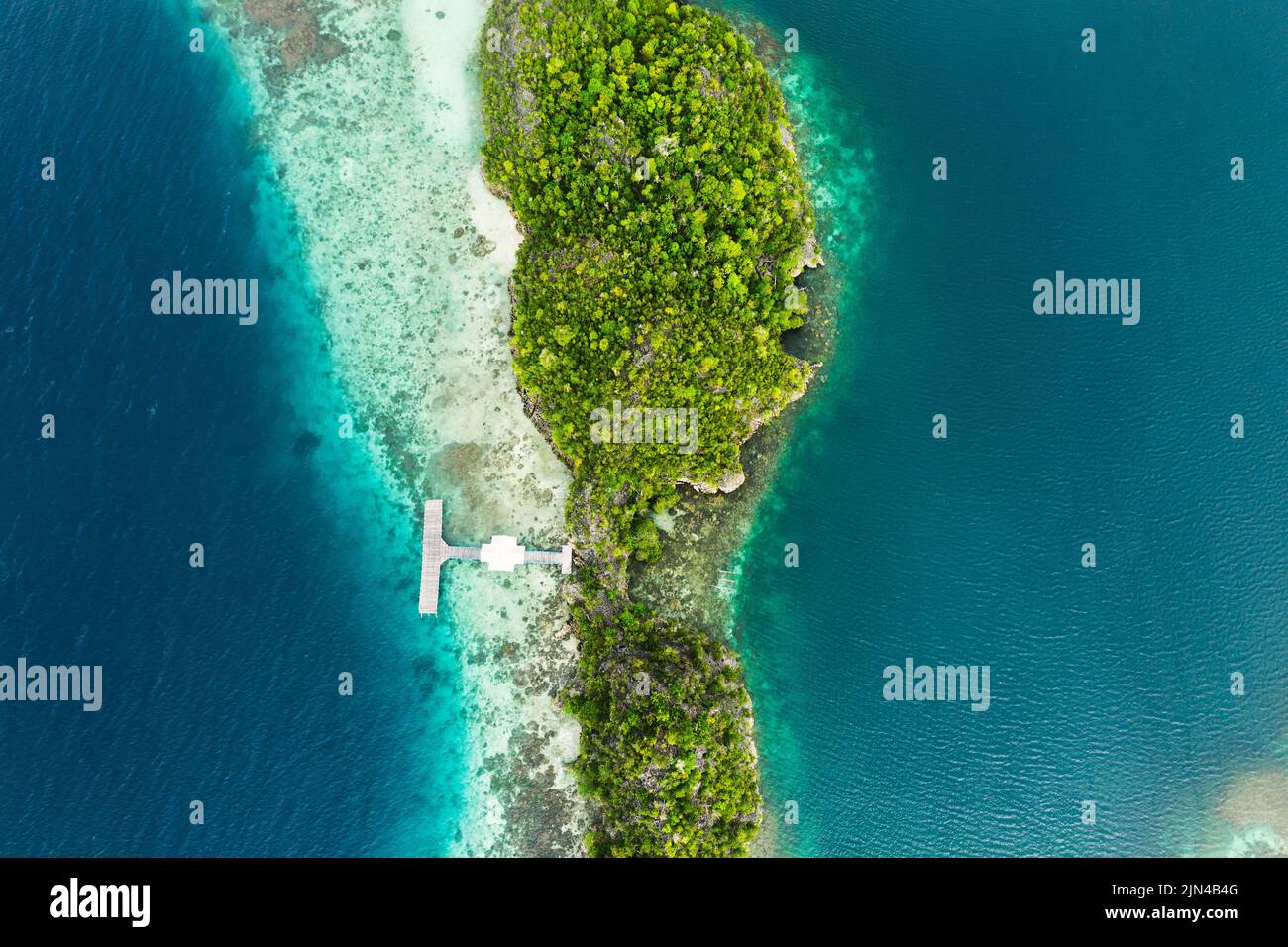 Inseln sind das perfekte Urlaubsziel. High-Angle-Aufnahme der wunderschönen Raja Ampat Inseln in Indonesien. Stockfoto