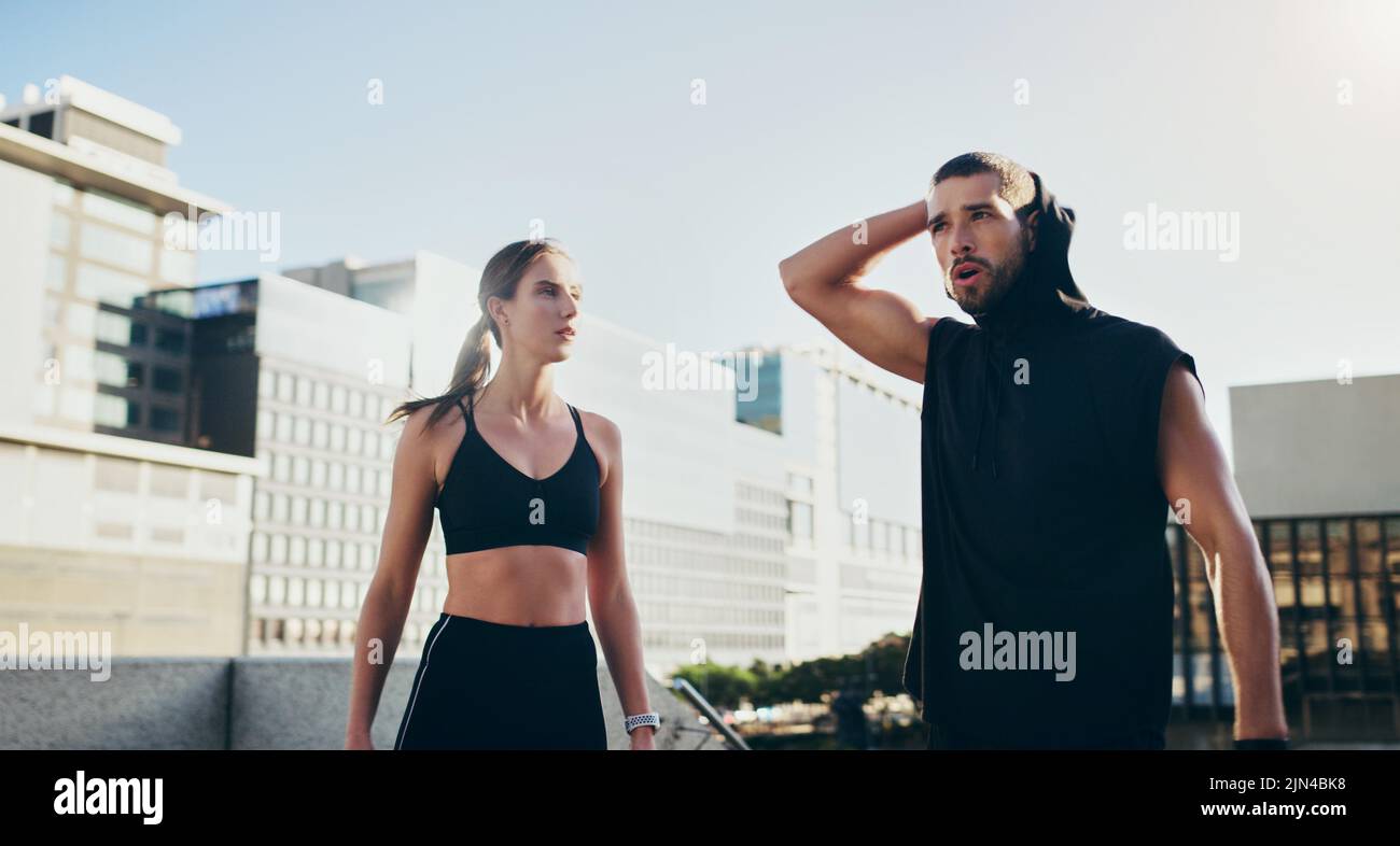 Fitness ist der erste Schritt zu guter Gesundheit. Ein junges Paar, das gemeinsam in der Stadt trainiert. Stockfoto