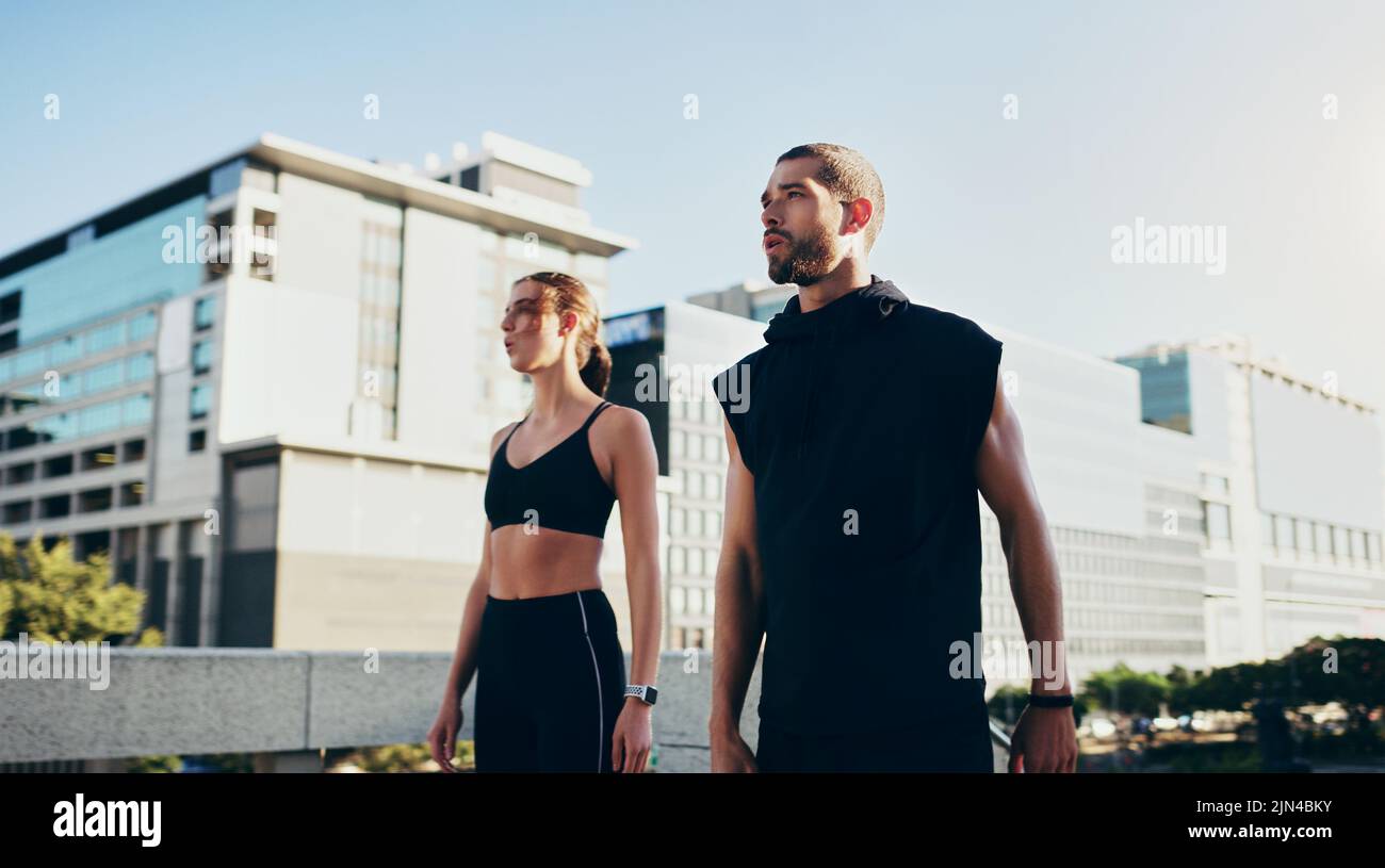 Machen Sie Fitness zu einer lebenslangen Reise. Ein junges Paar, das gemeinsam in der Stadt trainiert. Stockfoto
