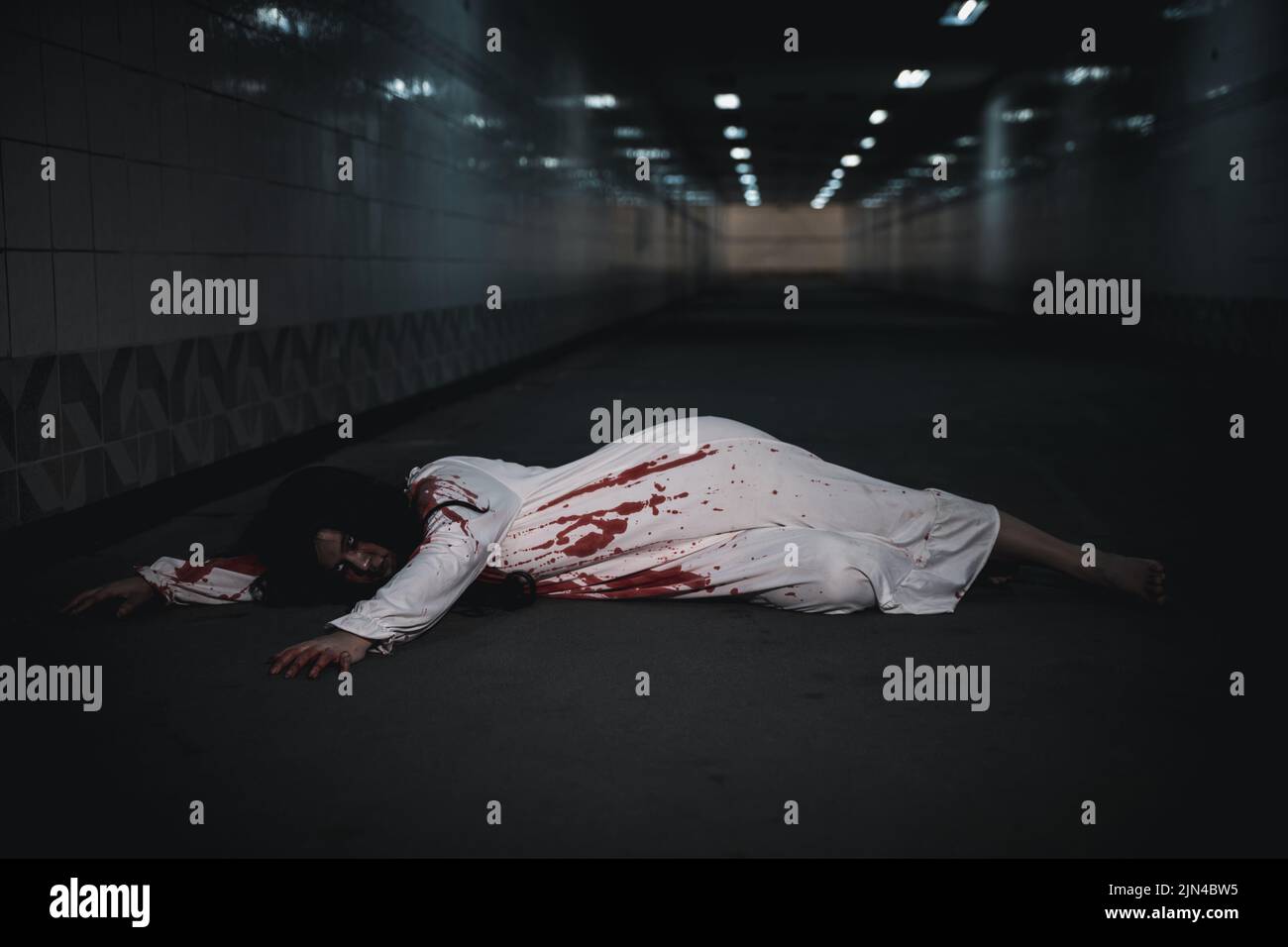 Das Mädchen wurde von einem Auto getroffen und lag starb auf der Straße. Voller Blut unbeaufsichtigt gelassen, Horror blutrünstigen Frau Geisterhorror sie Tod und beängstigend in nig Stockfoto