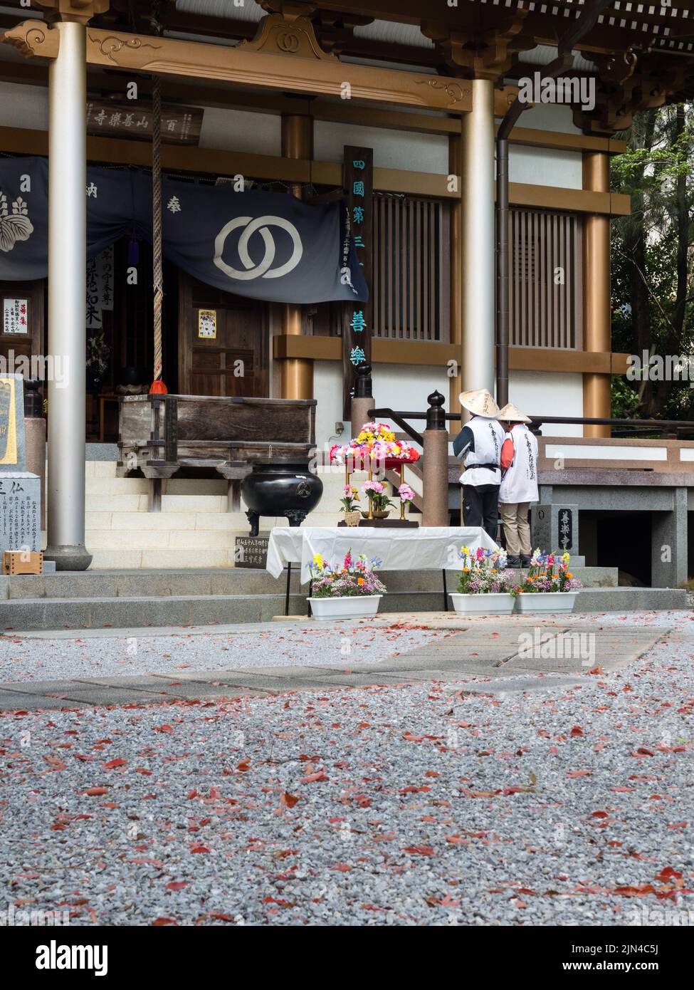 Kochi, Japan - 6. April 2018: Pilger beten in Zenrakuji, Tempel Nummer 30 der Shikoku-Wallfahrt Stockfoto