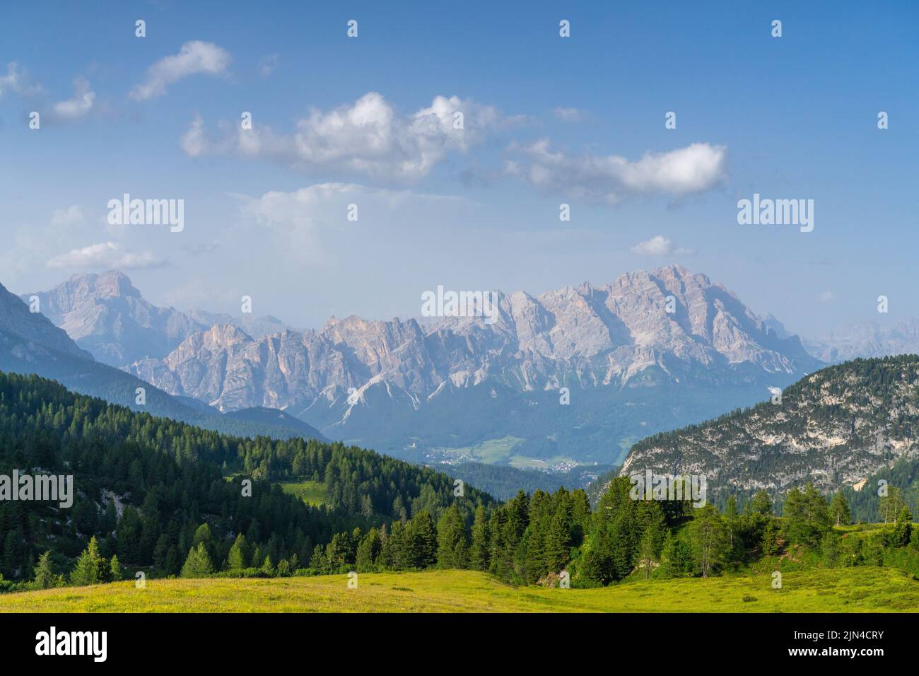 Wunderschöne Sonnenuntergangsszene Sommer der Dolomiten Alpen Berglandschaft. Atemberaubender Giau Pass - 2236m Bergpass in der Provinz Belluno in Italien Stockfoto